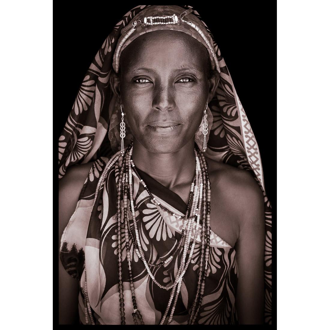 Ein Porträt von Madina, einer Gabbra-Frau aus Nordkenia im Jahr 2019.

John Kennys Arbeiten werden alle vor Ort in einigen der entlegensten Winkel Afrikas gedreht. Seine Bilder werden alle mit natürlichem Licht und in der Alltagskleidung seiner
