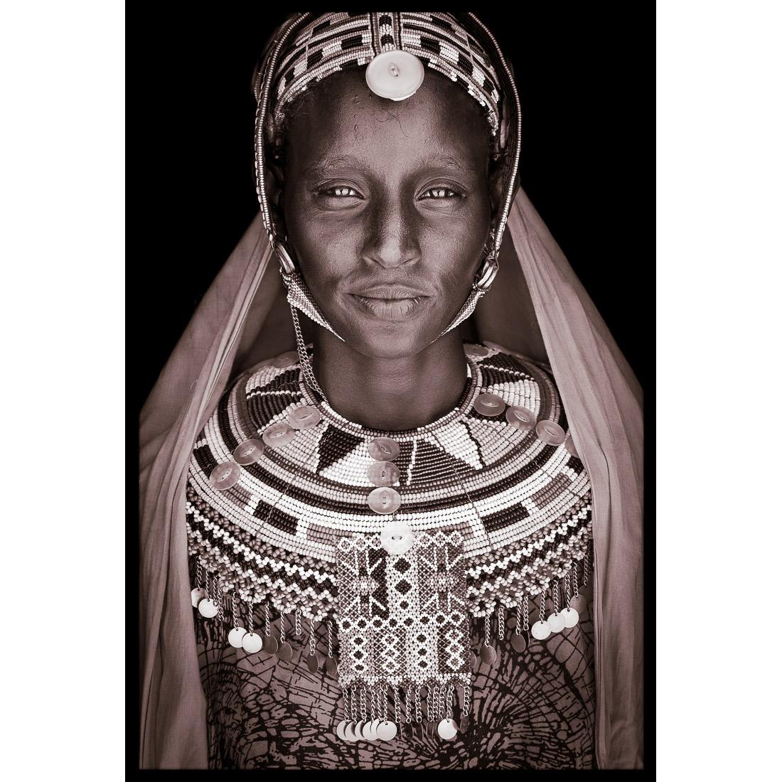 Portrait de Merayun, une femme Rendille du nord du Kenya, en 2019.

Le travail de John Kenny est entièrement tourné sur place, dans certains des coins les plus reculés d'Afrique. Ses images sont toutes prises à la lumière naturelle et ses sujets