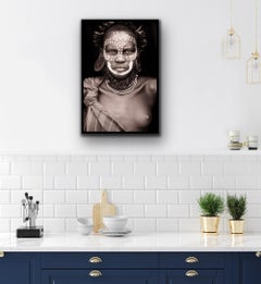 Ornement Mursi. Par John Kenny. Impression de type C avec peinture à facettes en acrylique