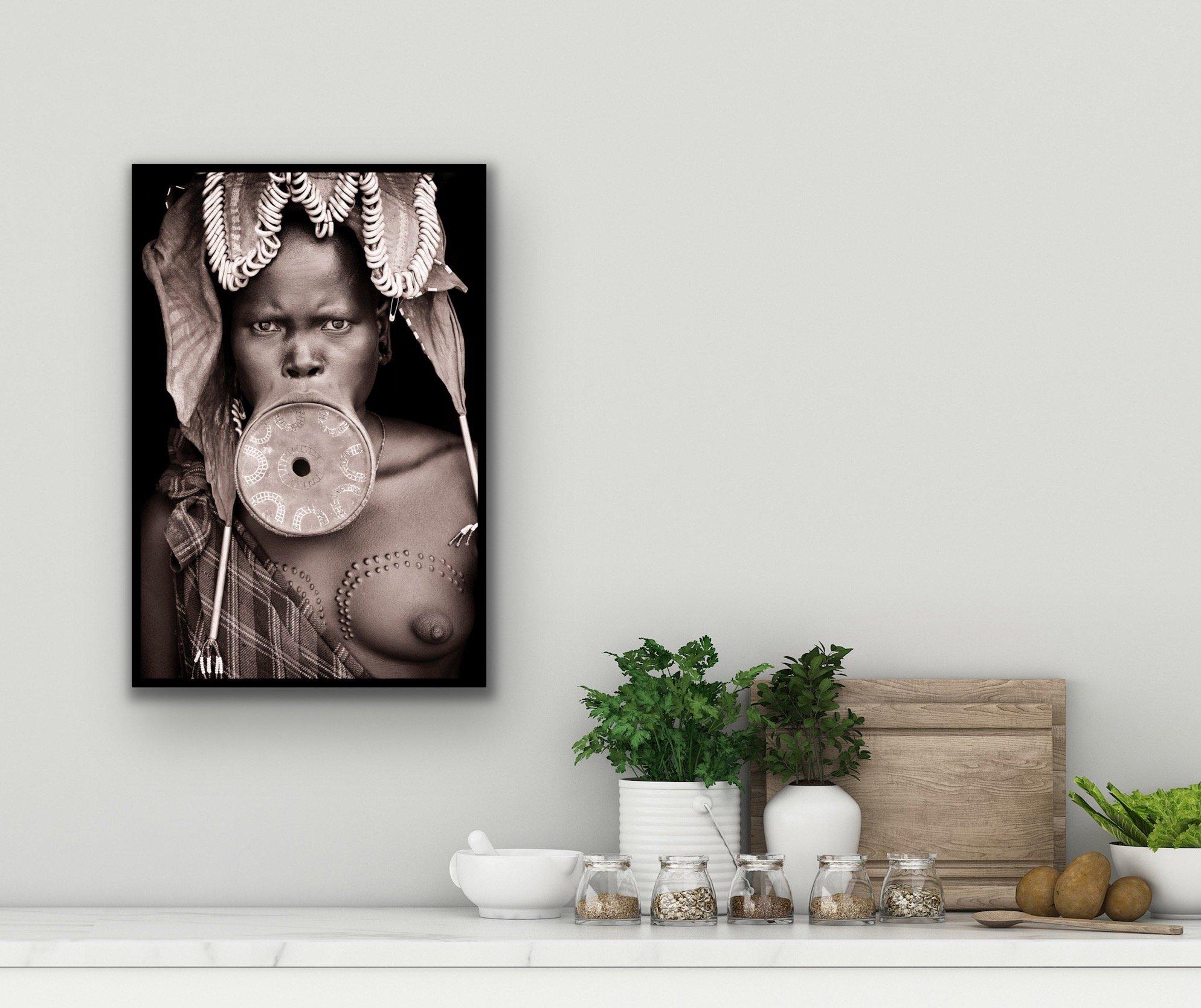 traditions Mursi de John Kenny.  Portrait de 67 x 46 cm avec portrait à facettes en acrylique en vente 1