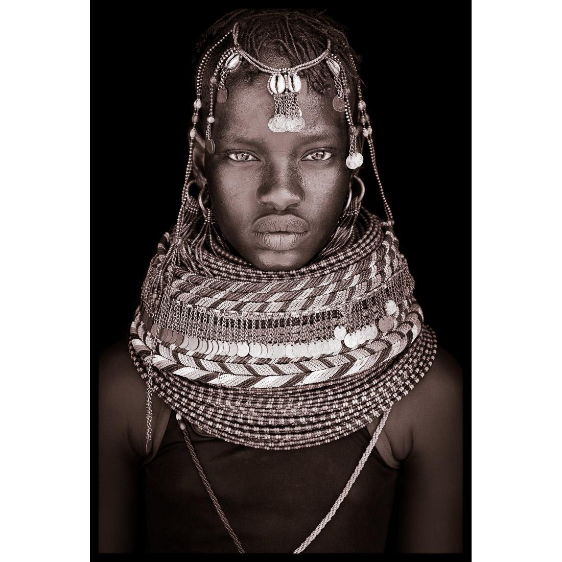 Ein Porträt von Nawoi, einer Turkana-Frau aus Nordkenia im Jahr 2019.

John Kennys Arbeiten werden alle vor Ort in einigen der entlegensten Winkel Afrikas gedreht. Seine Bilder werden alle mit natürlichem Licht und in der Alltagskleidung seiner