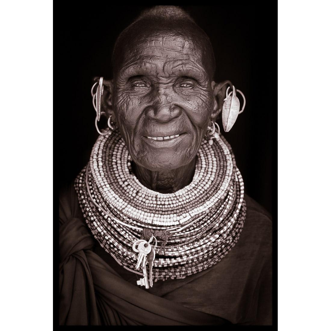 Portrait de Nganamya, une femme Turkana du nord du Kenya, en 2019.

Le travail de John Kenny est entièrement tourné sur place, dans certains des coins les plus reculés d'Afrique. Ses images sont toutes prises à la lumière naturelle et ses sujets