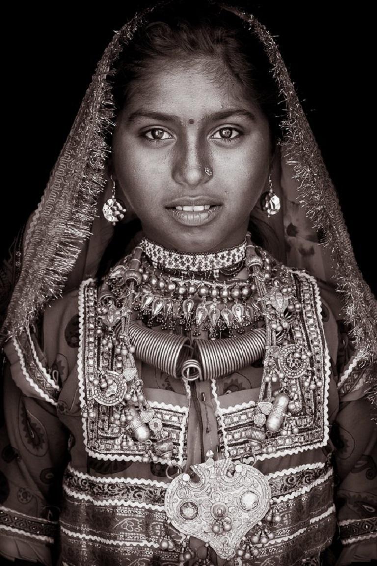 Une belle fille Meghwal des confins du désert blanc, le Rann of Kutch, une région aride qui borde le Pakistan à l'extrême ouest de l'Inde.

John utilise une lumière naturelle simple et construit des studios primitifs de fortune à partir de draps