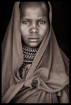 Turkana Girl of Loiyangalani (Fille de Loiyangalani) par John Kenny. Impression de type C avec montage à visage en acrylique