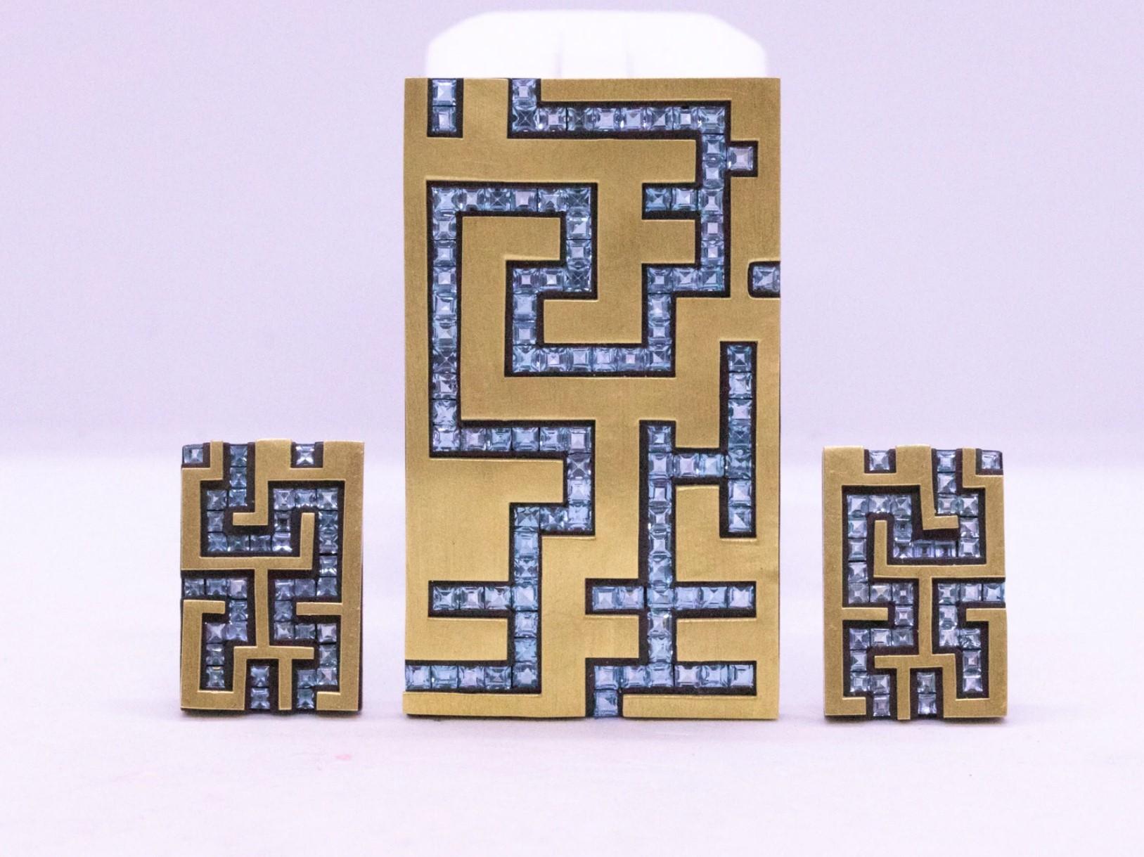 Außergewöhnliche geometrische Suite, entworfen von John Landrum Bryant. 

Ein einzigartiges und einzigartiges dreiteiliges Set, bestehend aus einem Paar Clip-Armreifen und einer Anhänger-Brosche. Diese Stücke wurden als Labyrinth konzipiert und im