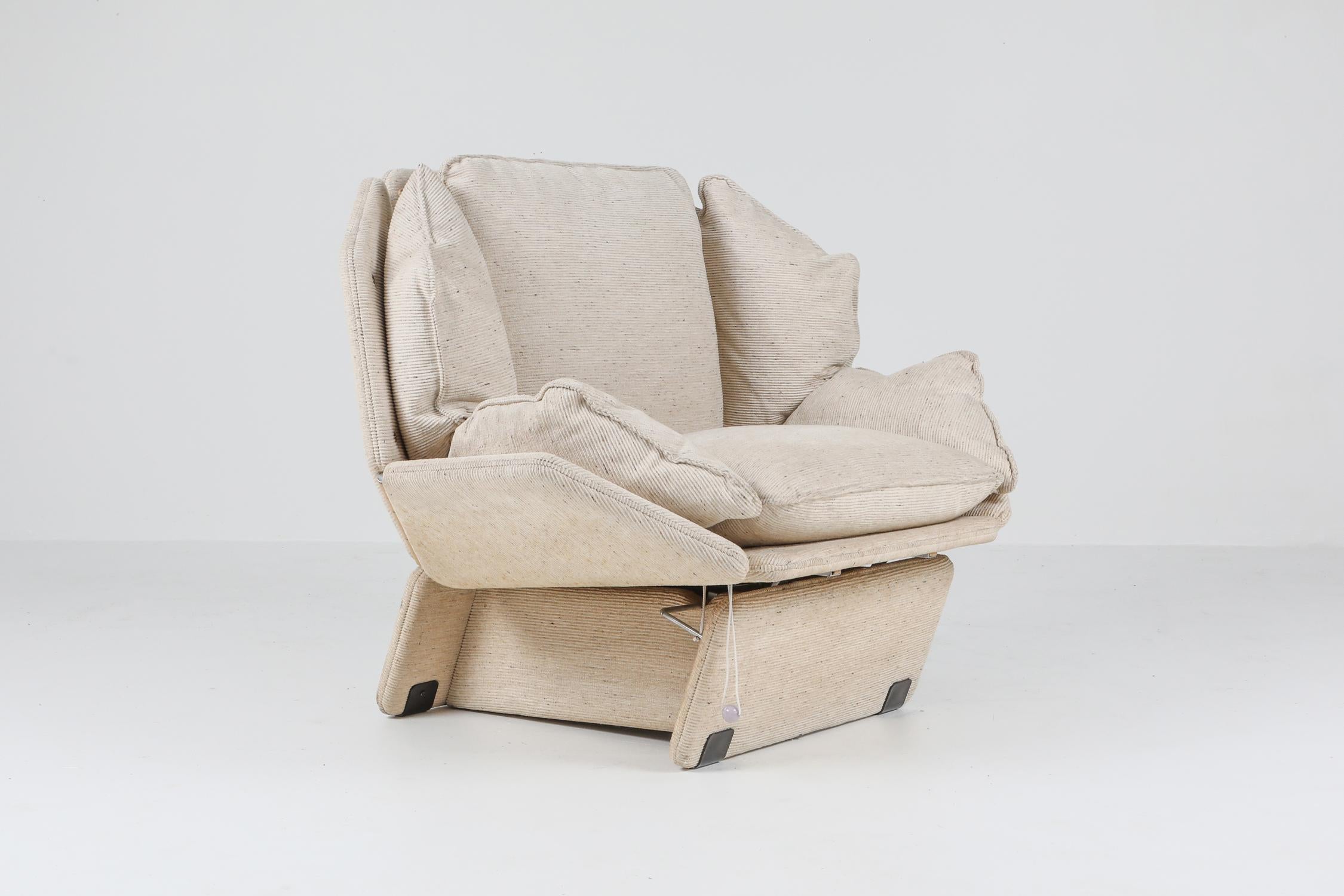 John Lautner Style Pair of Lounge Chairs in Cream Wool In Good Condition In Antwerp, BE