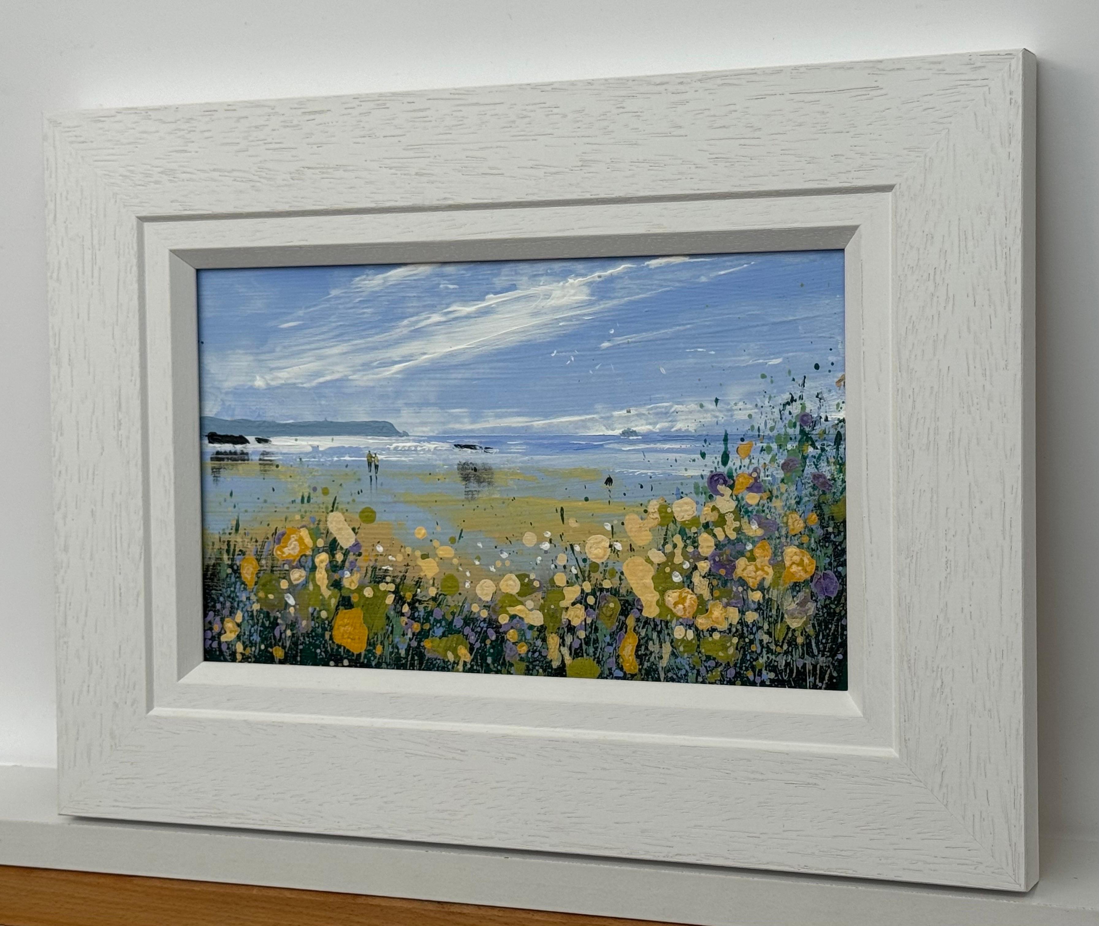 Figure sulla spiaggia Paesaggio con fiori gialli selvatici nella campagna inglese - Painting Contemporaneo di John Laver