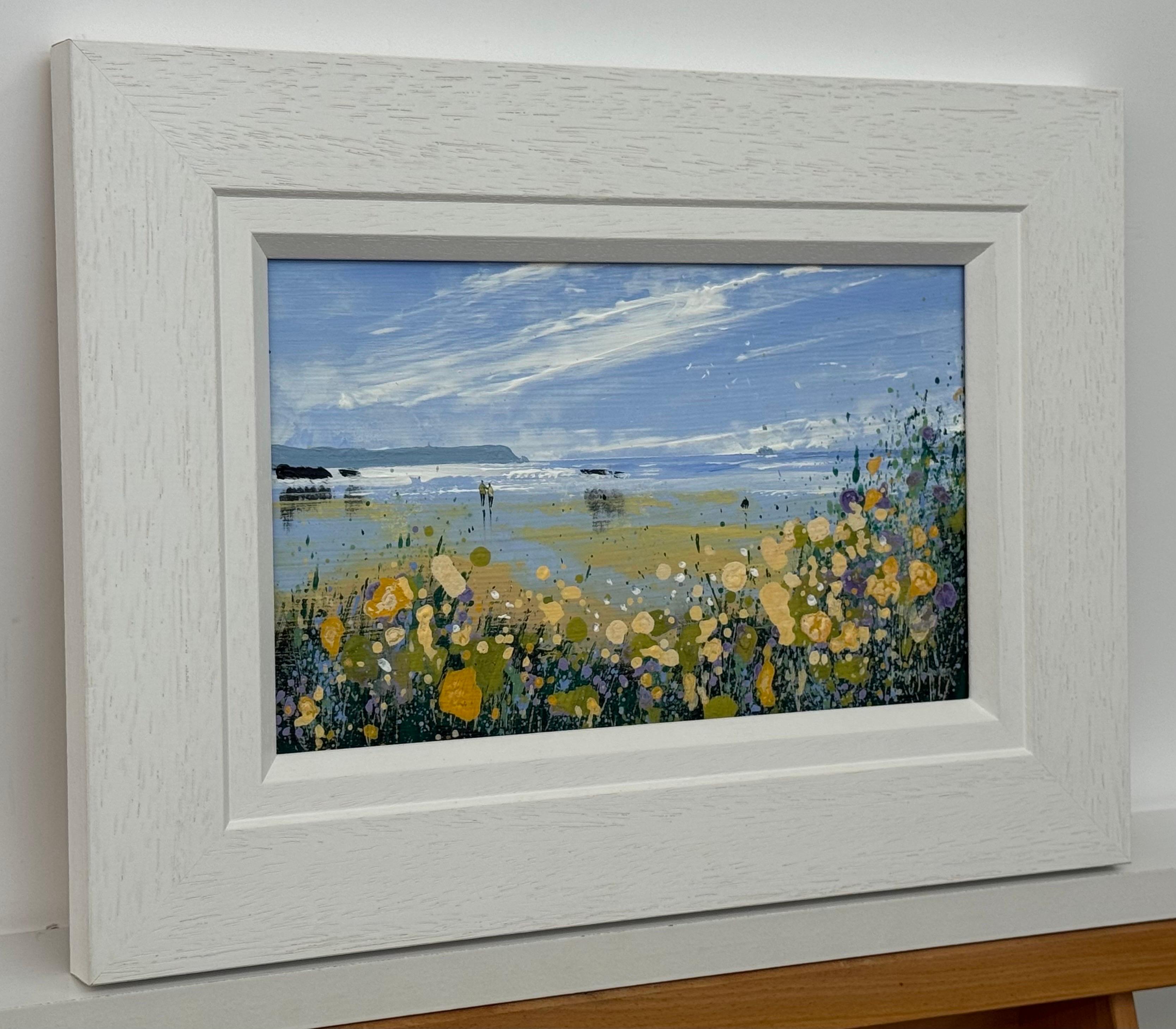 Figure sulla spiaggia Paesaggio con fiori gialli selvatici nella campagna inglese - Landscape Painting Grigio di John Laver
