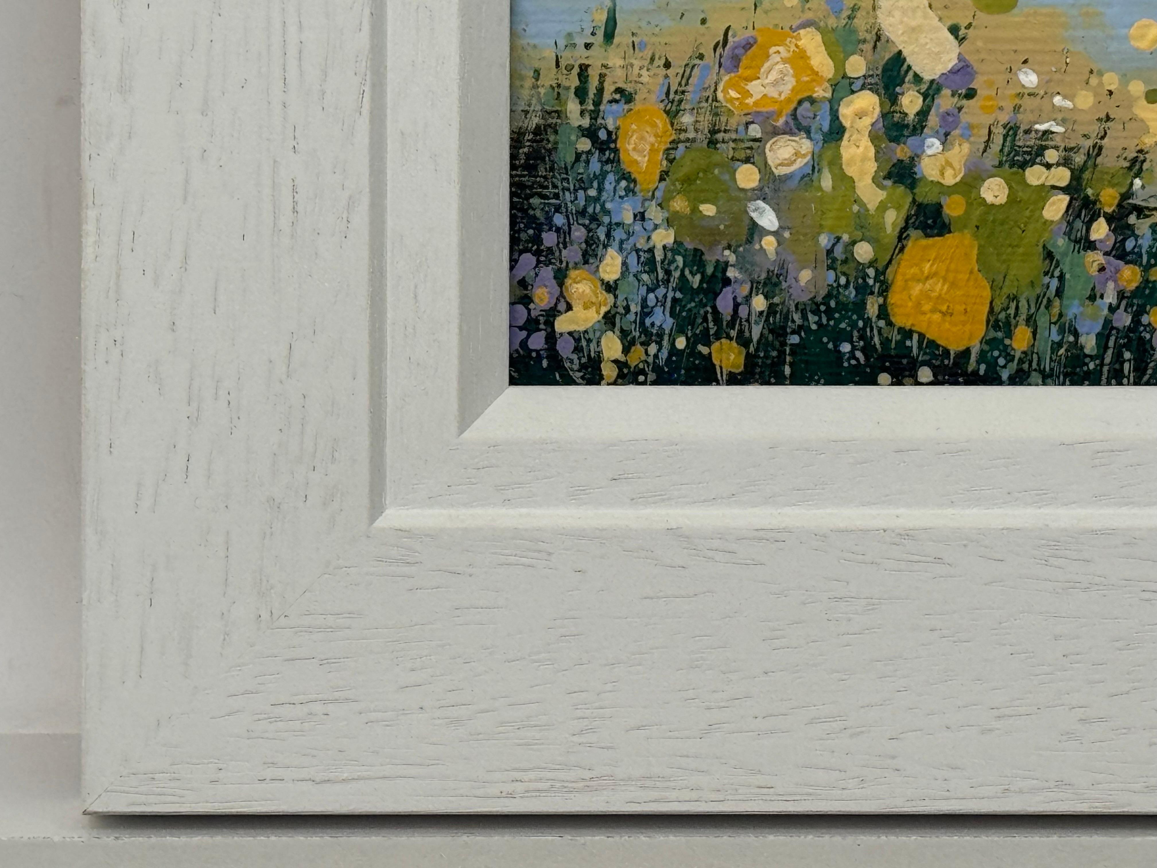 Figure sulla spiaggia, paesaggio con fiori gialli selvatici nella campagna inglese, di un artista britannico 

L'arte misura 10 x 6 pollici 
La cornice misura 14 x 10 pollici 
