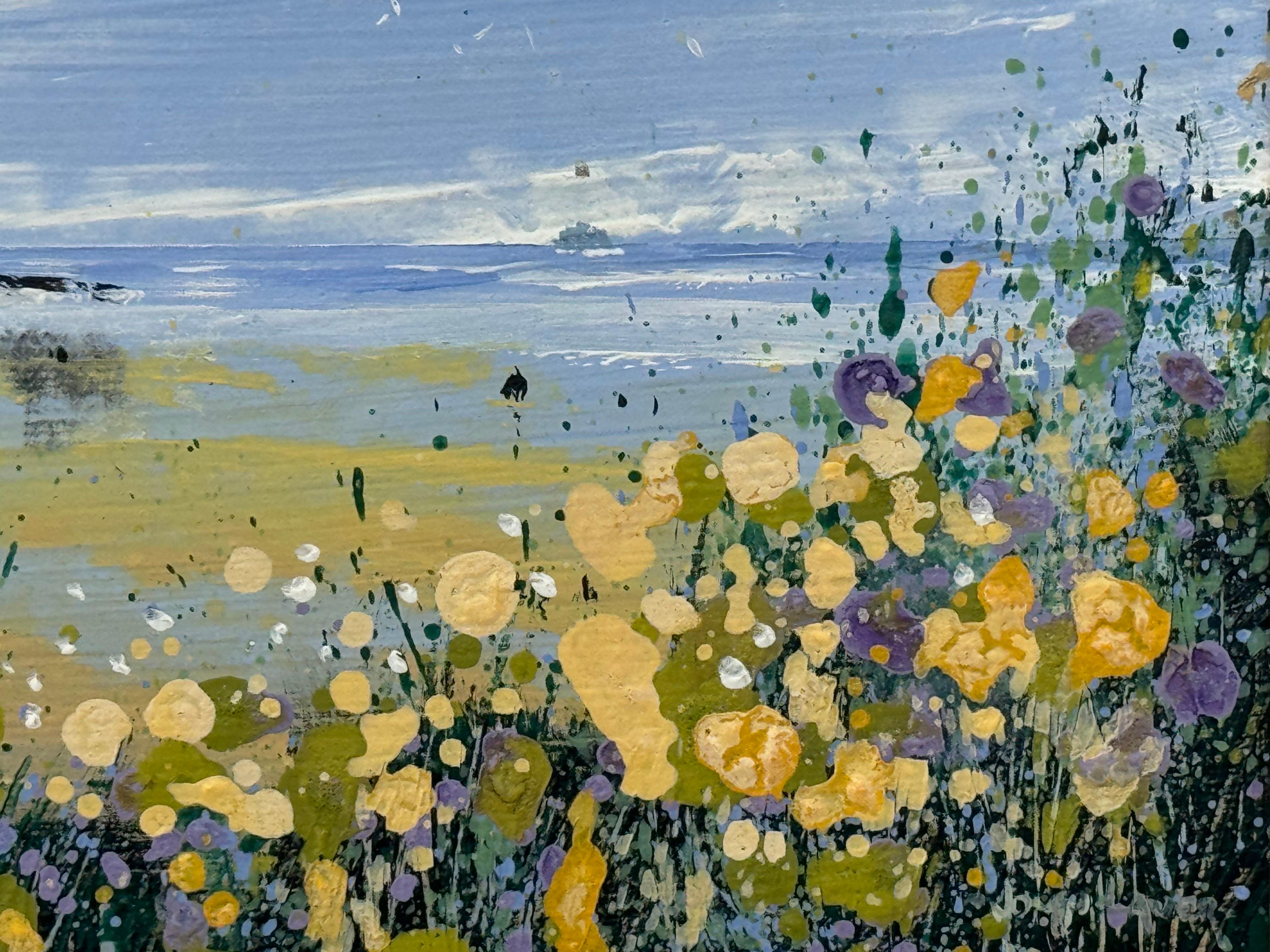 Figure sulla spiaggia Paesaggio con fiori gialli selvatici nella campagna inglese 4