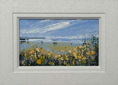 Figure sulla spiaggia Paesaggio con fiori gialli selvatici nella campagna inglese