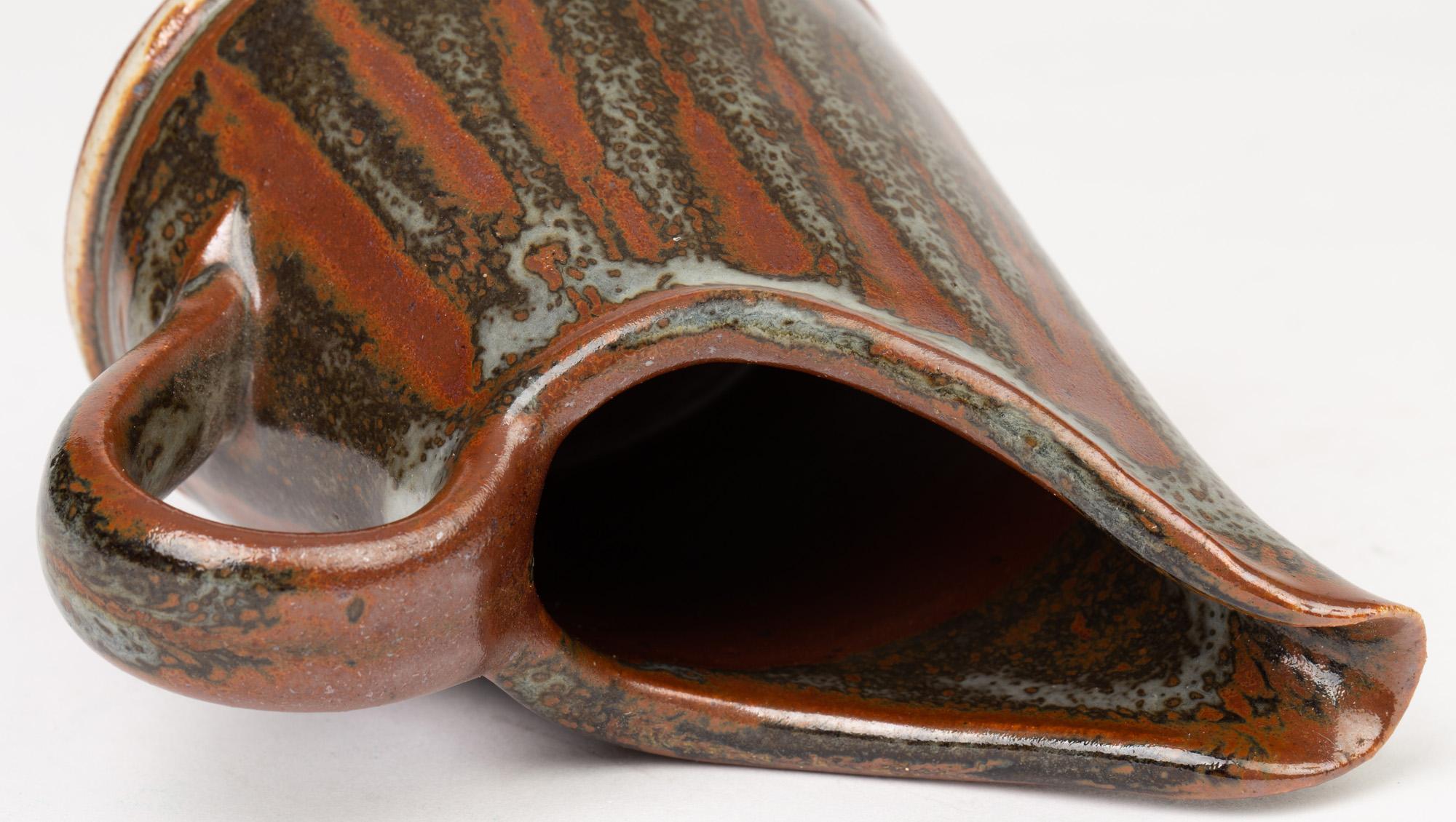 Parmi une vaste collection de poteries de studio, nous vous proposons cette très belle cruche en poterie de studio de John Leach, datée de 2009. John est membre de la célèbre famille Leach, fils de David Leach et petit-fils aîné de Bernard Leach. La