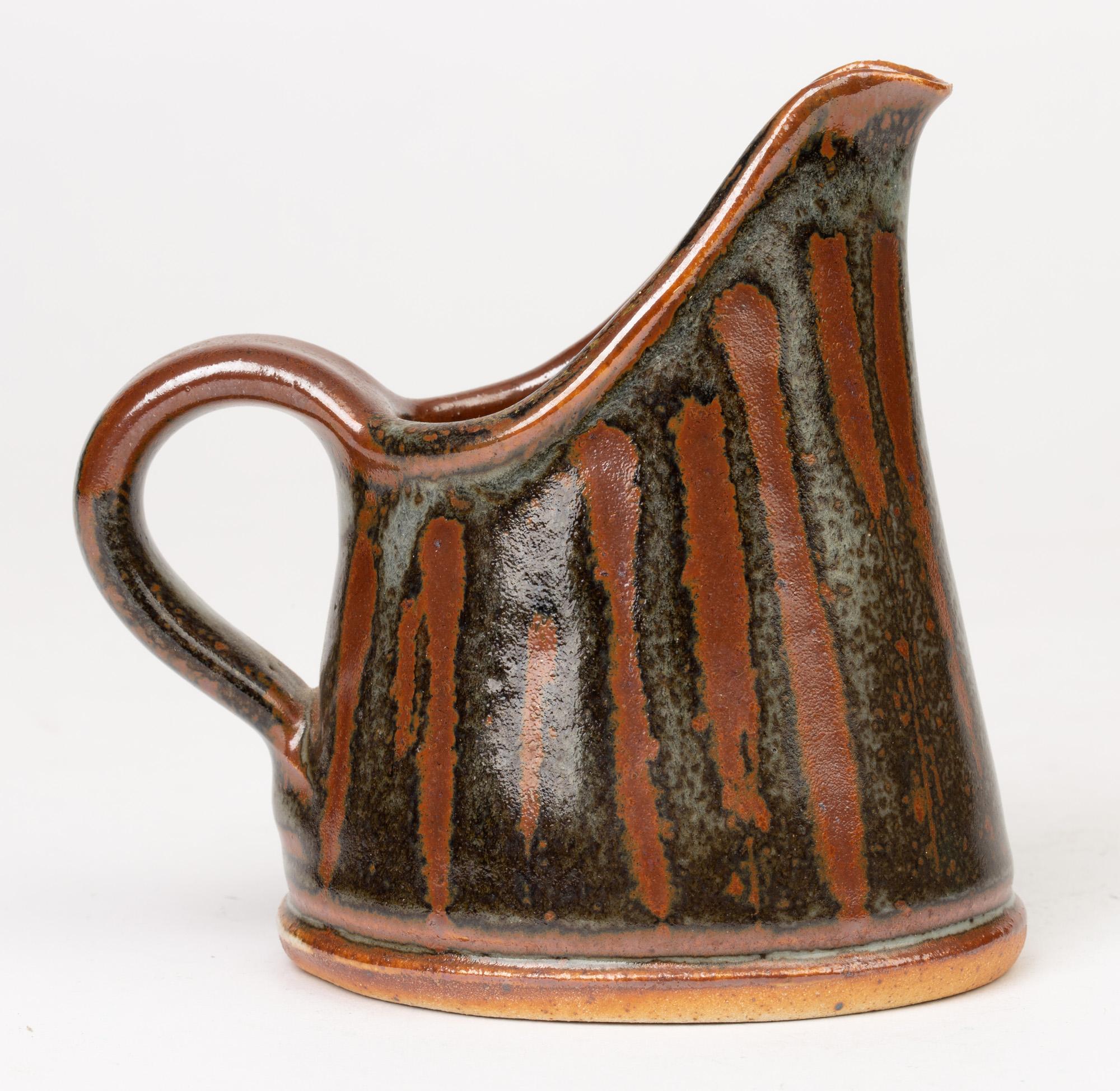 John Leach Muchelney Pottery, Studio-Keramik-Krug mit Wachs Resist (Handgefertigt) im Angebot