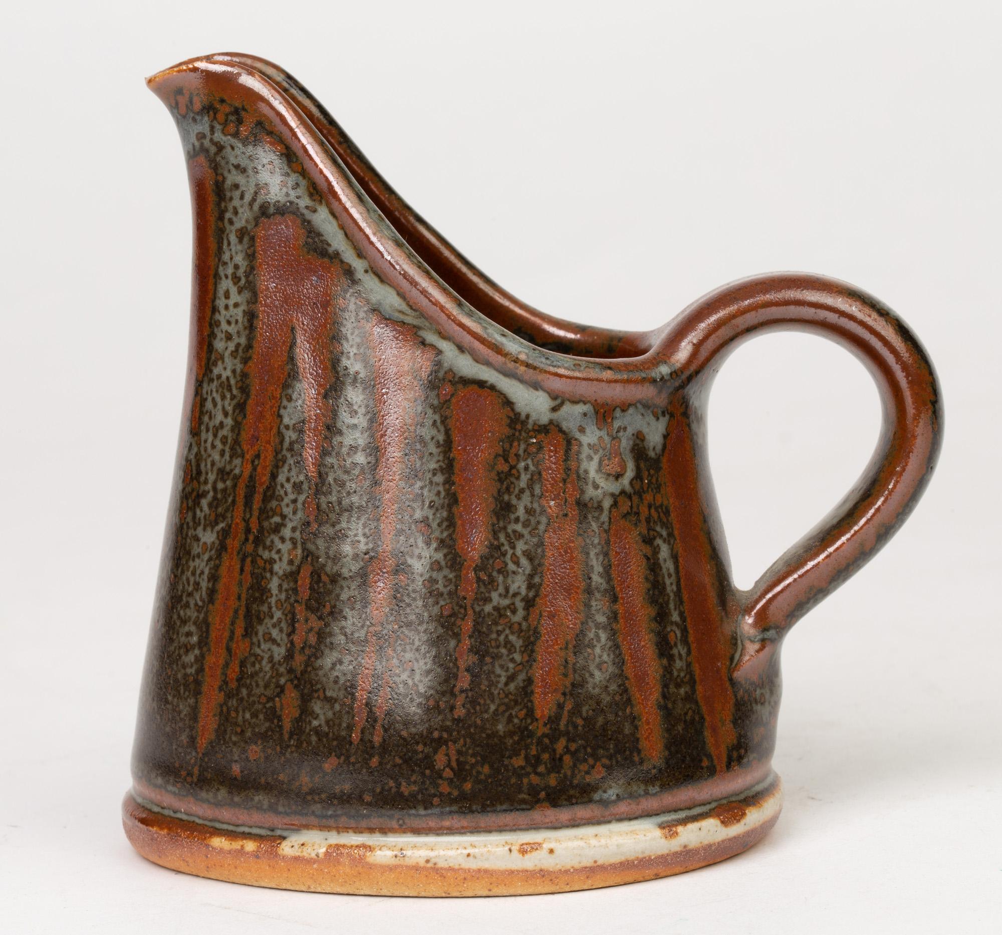 John Leach Muchelney Pottery, Studio-Keramik-Krug mit Wachs Resist (Töpferwaren) im Angebot