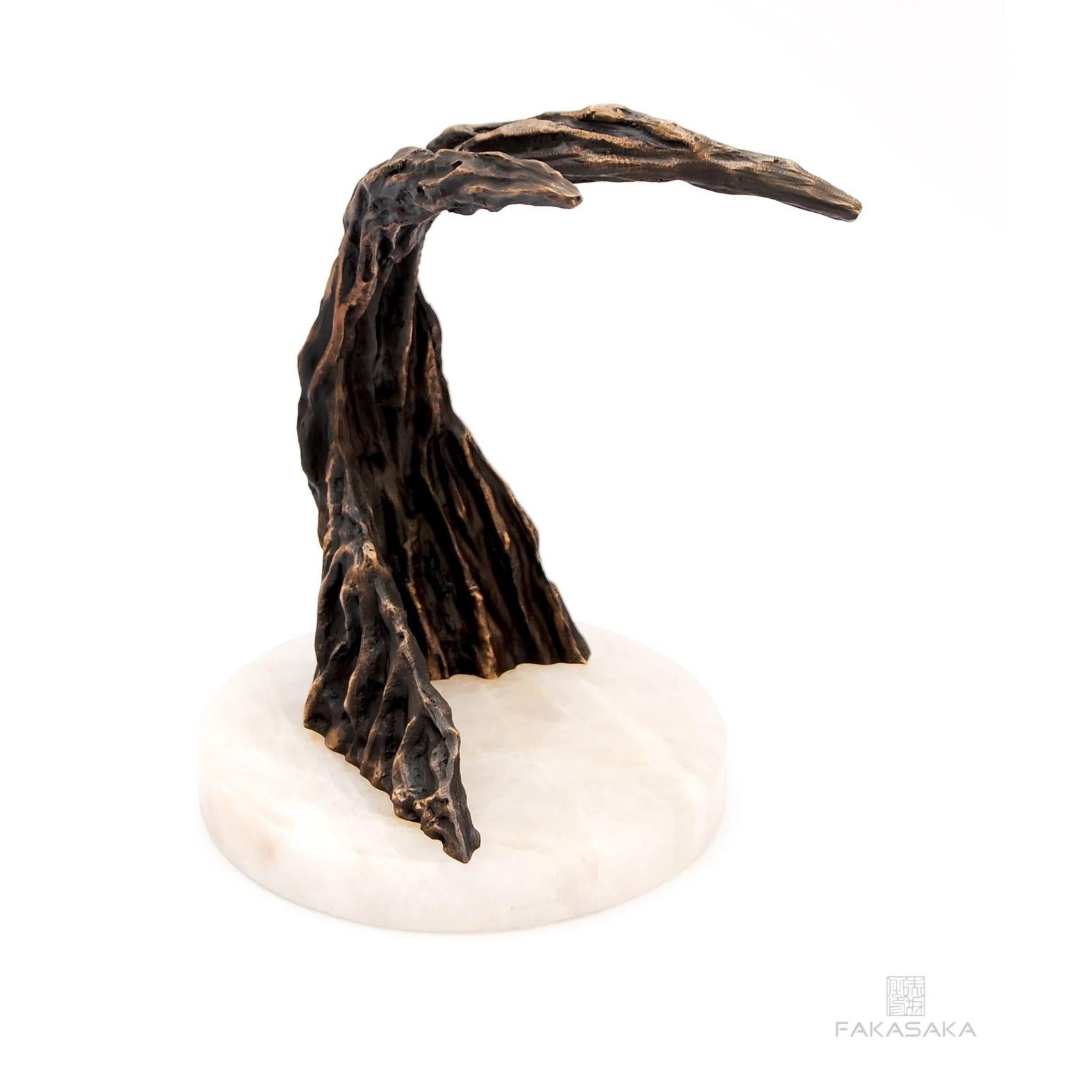 Fermalibri John Lee di Fakasaka Design.
Dimensioni: L 13 cm P 11,5 cm H 18 cm.
Materiali: bronzo scuro, base in onice.

Johnlee Fermalibro / portaoggetti / scultura.

 FAKASAKA è un'azienda di design focalizzata sulla produzione di mobili,
