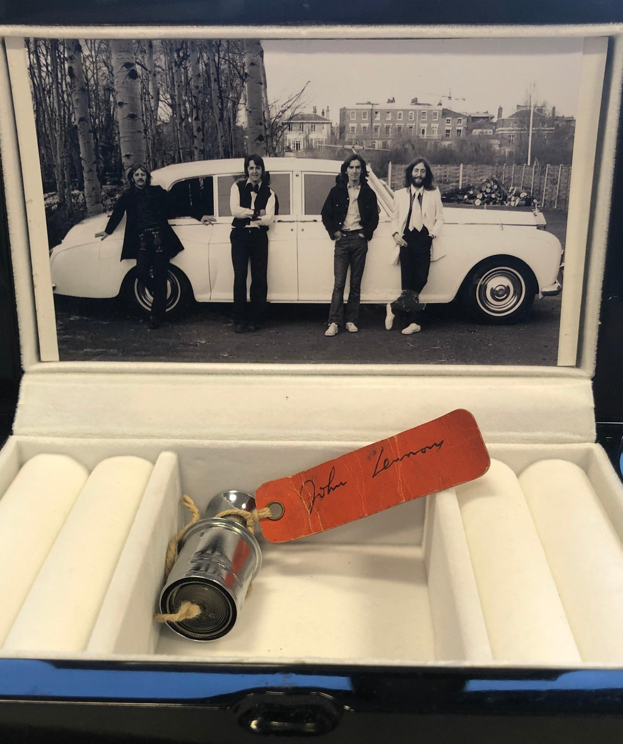 20ième siècle Briquet Rolls-Royce signé par John Lennon et certificat d'authenticité