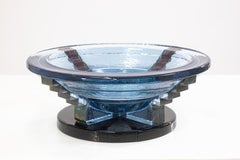 John Lewis Blaue Glasschale oder Gefäß mit Metallverzierung Postmodernes Kunstglas