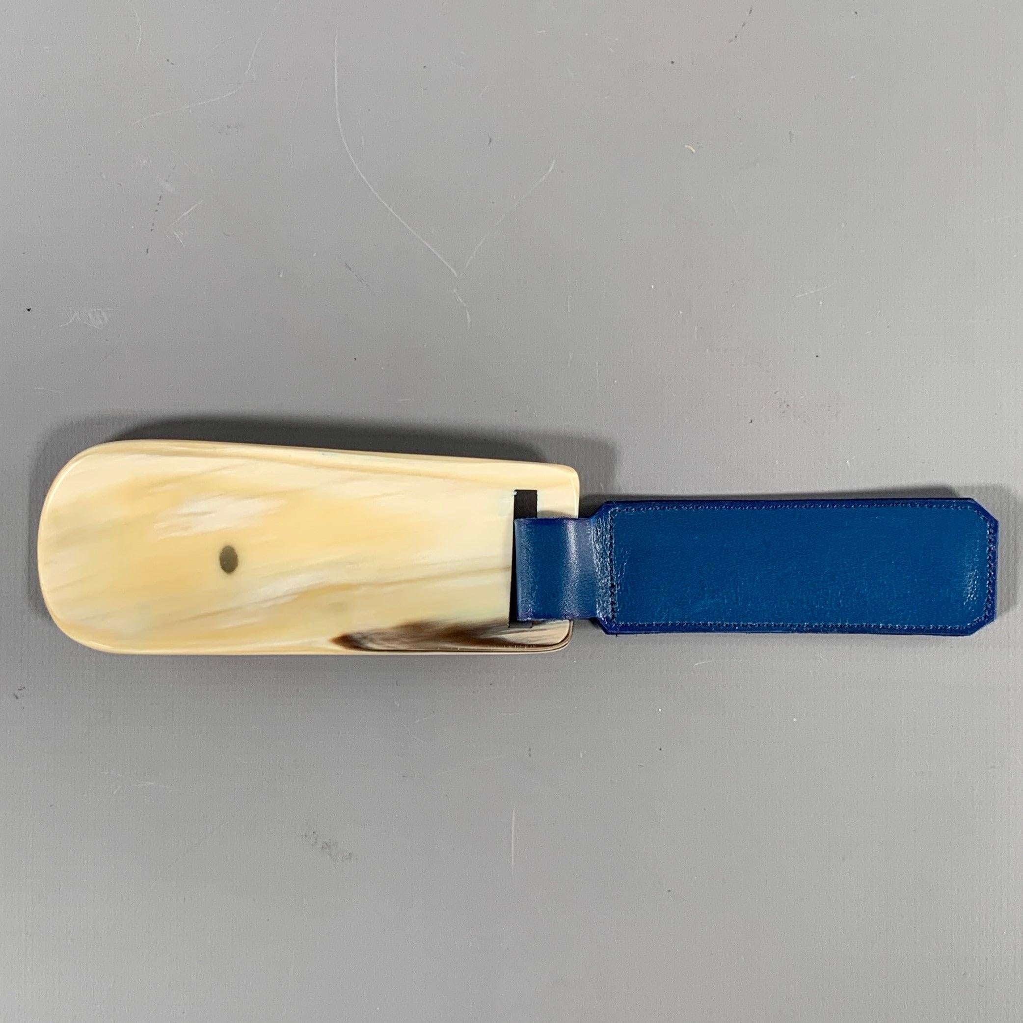 El calzador plegable JOHN LOBB viene en un soporte de cuerno natural y cuero azul. Muy buen estado de conservación. Signos de desgaste. 

Medidas: 
  Longitud: 7,5 pulgadas 
  
  
 
Referencia Sui Generis: 130218
Categoría: Bolsos y artículos de