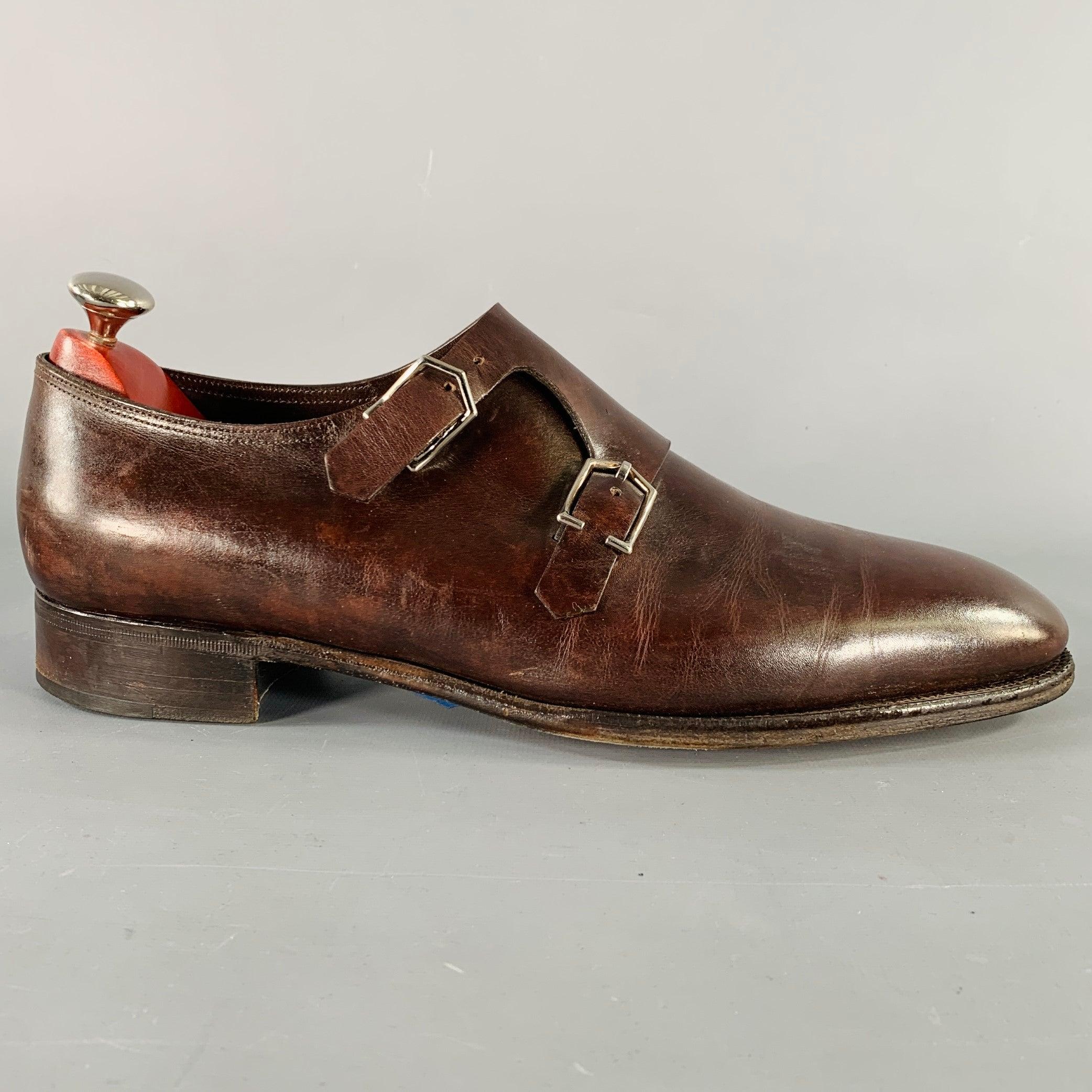 Mocasines JOHN LOBB
de piel marrón con cierre de doble correa monje. Viene con las hormas y la caja originales. Made in England. Muy buen estado de conservación. 

Marcado:   talla no marcadaSuela 11,75 x 4 pulgadas 
  
  
 
Referencia Sui Generis: