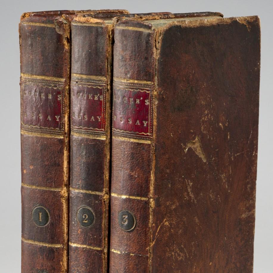 (3) volumes, John Locke, Esq. Essai sur l'entendement humain, avec des réflexions sur la conduite de l'entendement. Imprimé pour Mundell & Son et J. Mundell, 1798 (Vol. I) et 1798 (Vol. III) ; Mundell & Son, 1801 (Vol. II) ; reliure en cuir, nom