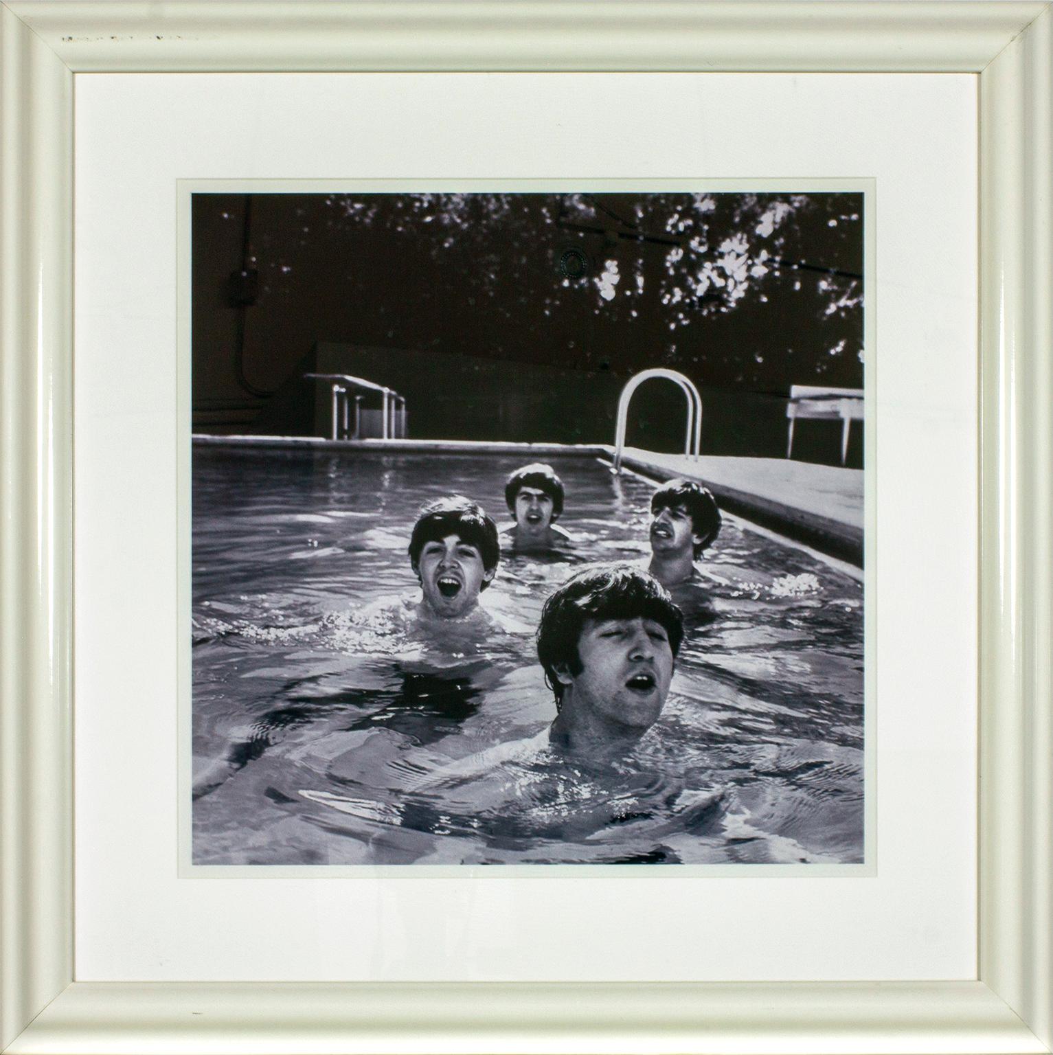 "The Beatles, Miami Beach, 1964" du photographe John Loengard représente Paul McCartney, George Harrison, Ringo Starr et John Lennon faisant du sur-place dans la piscine de l'hôtel Deauville à Miami Beach, en Floride, en février 1964. Cette