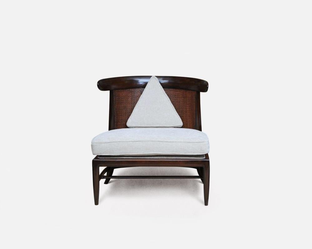 En parfait état d'origine, il s'agit d'une rare chaise pantoufle en noyer avec dossier en rotin d'origine. Modèle no. 650 conçu par John Lubberts & Lambert Mulder pour Tomlinson Furniture Company, vers les années 1950. Fait partie de la ligne