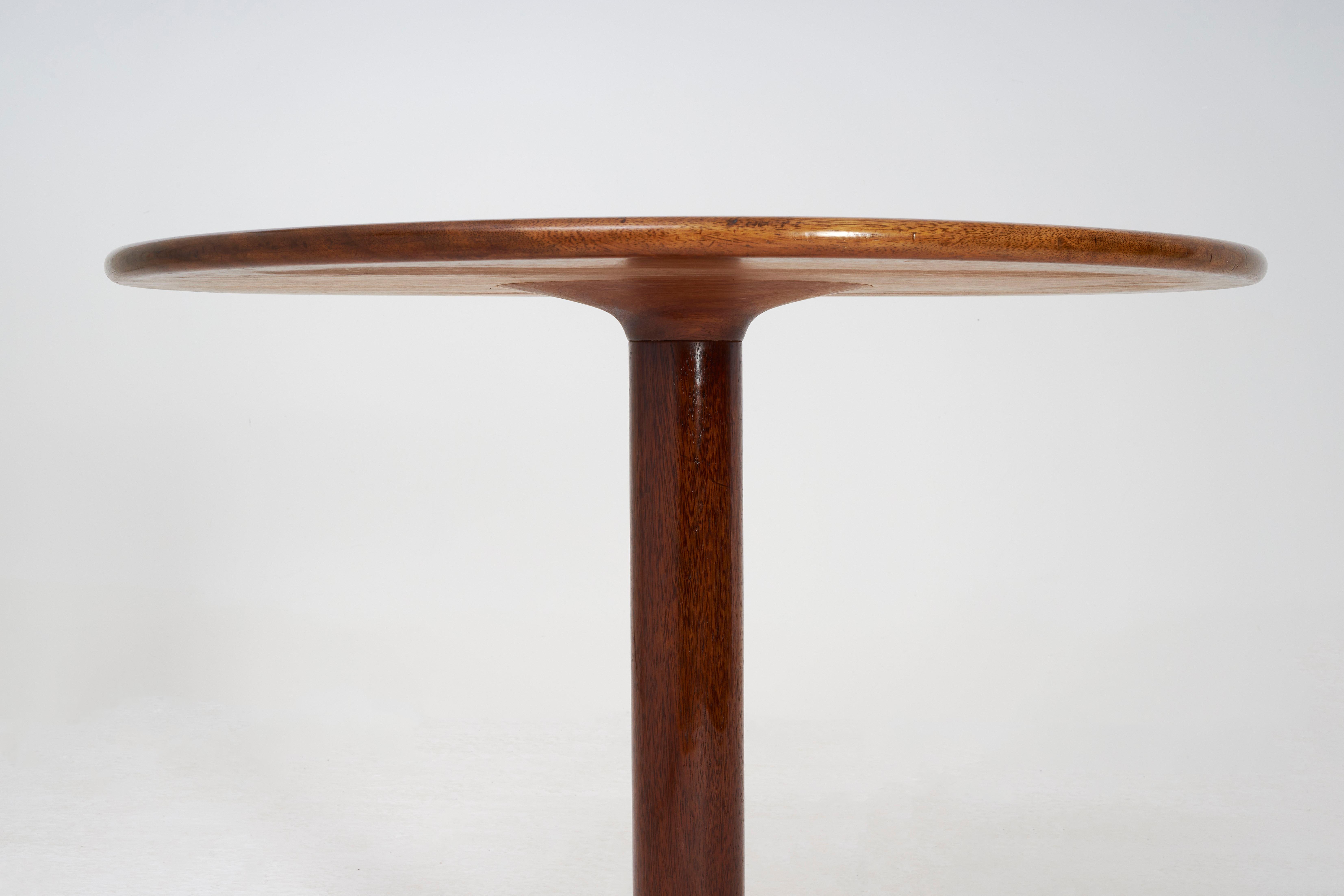 A elegantly crafted breakfast / sofa table attributed to John Makepeace.

John Makepeace is a renowned British furniture designer and craftsman known for his innovative and exquisite creations. With a career spanning over five decades, he has made