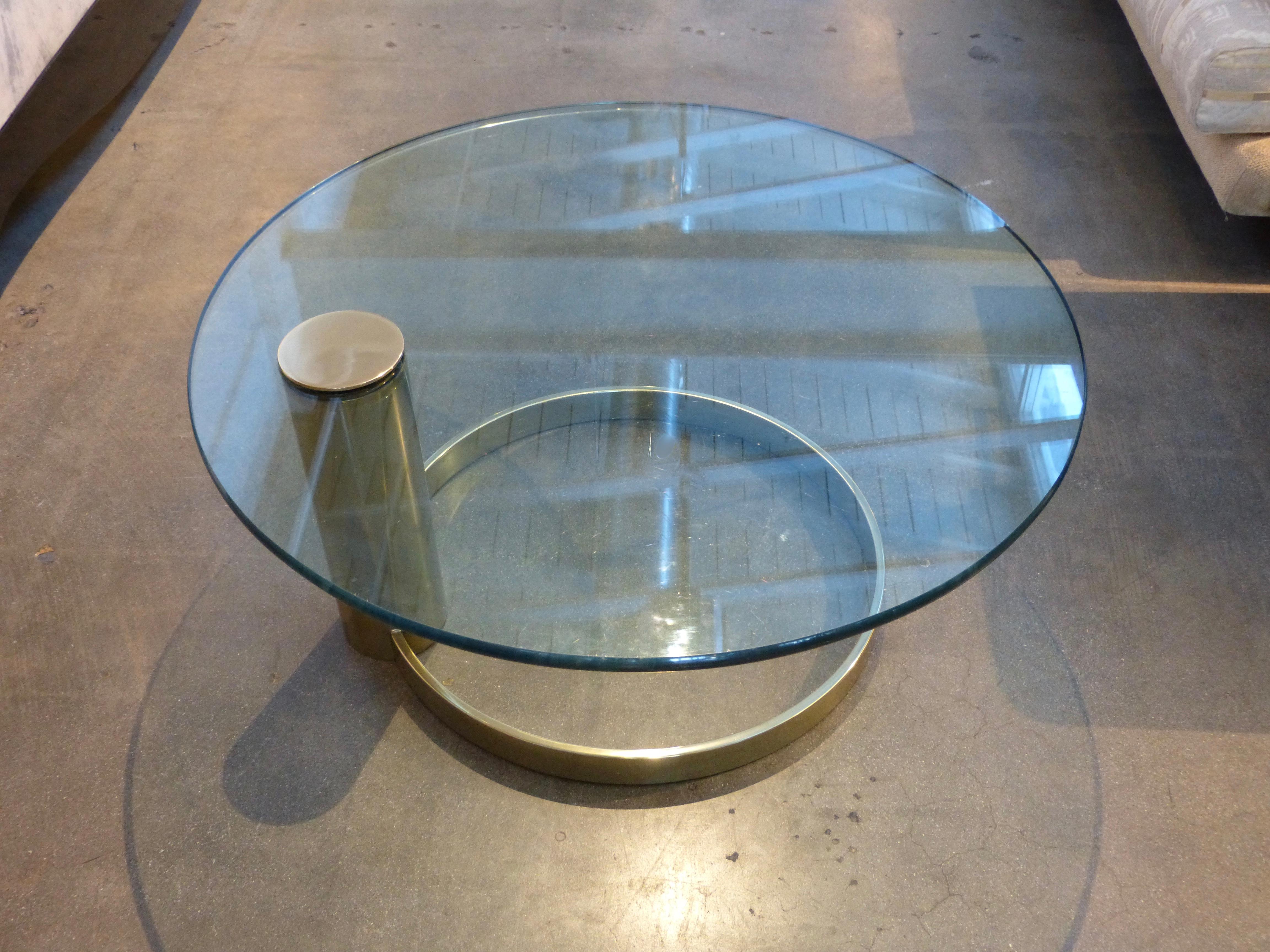 Ein schöner, freitragender Tisch von John Mascheroni, der in Messing neu beschichtet wurde. Er hat eine runde 36-Zoll-Tischplatte. Das Glas hat einige Kratzer.