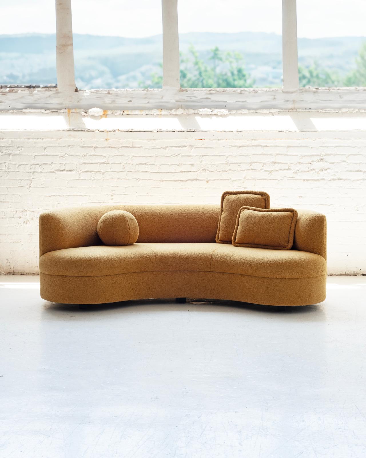 Este sofá de los años 80 diseñado por John Mascheroni personifica la estética elegante y minimalista de la época con su silueta elegantemente curvada. Tapizado en un rico tejido boucle ocre, el sofá desprende un encanto cálido y texturizado.