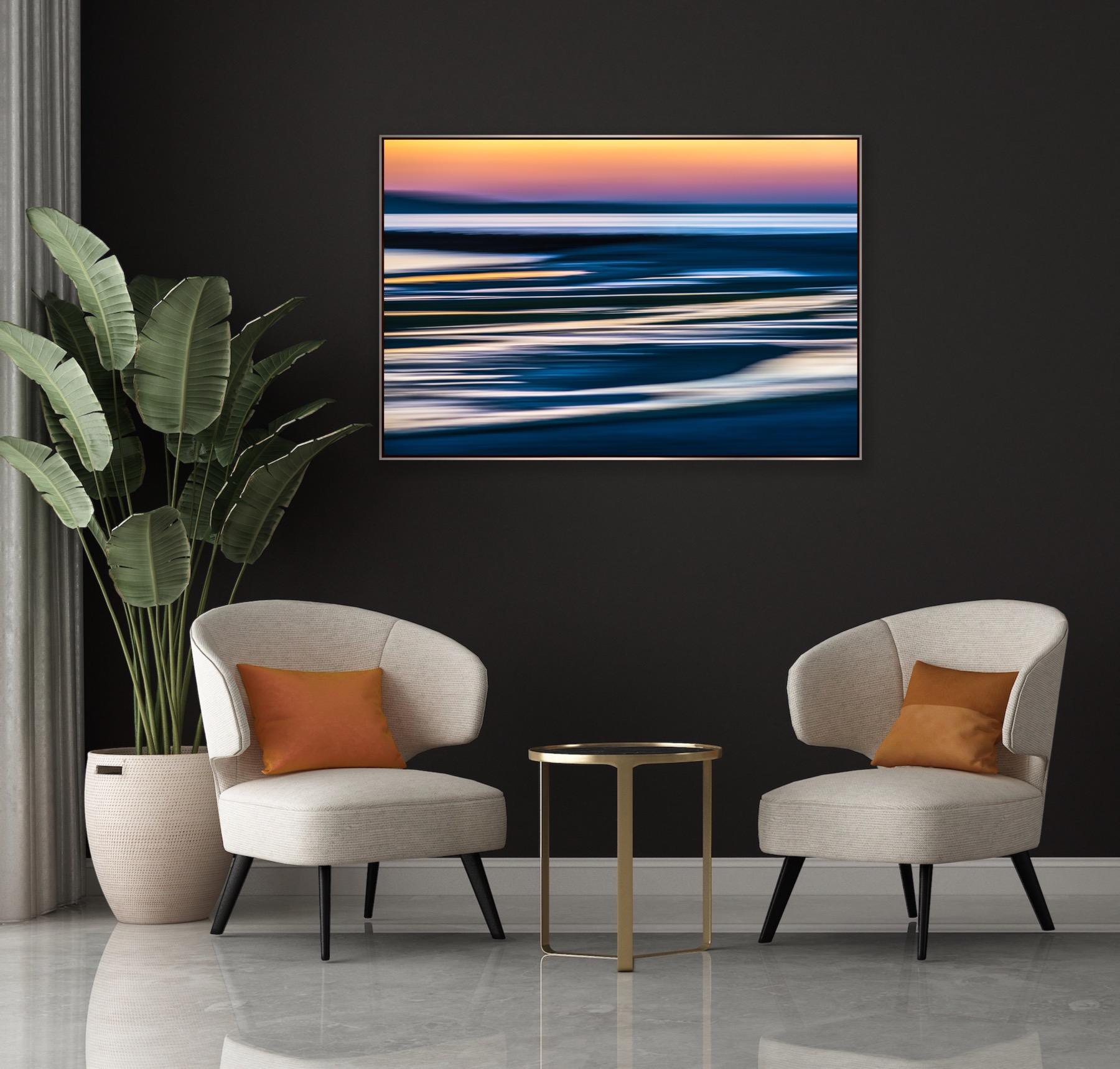 „Autumn Bay Abstract“ – farbenfrohe abstrakte Fotografie in der Herbstdämmerung – Photograph von John Mazlish