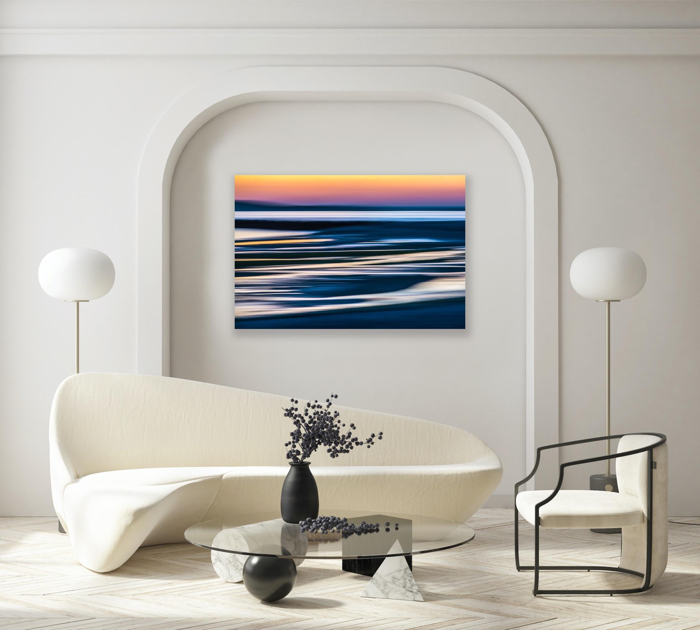 „Autumn Bay Abstract“ – farbenfrohe abstrakte Fotografie in der Herbstdämmerung (Zeitgenössisch), Photograph, von John Mazlish