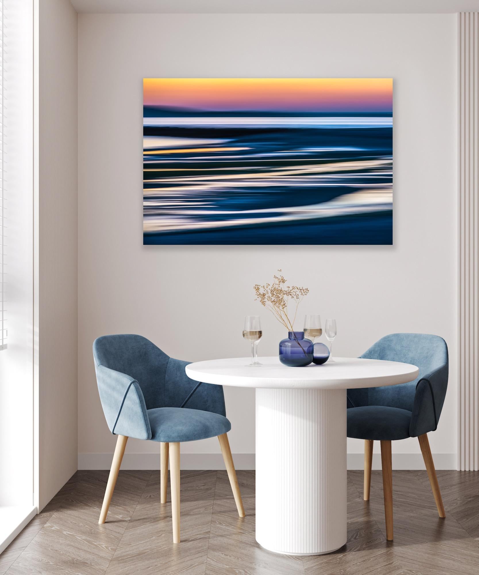 „Autumn Bay Abstract“ – farbenfrohe abstrakte Fotografie in der Herbstdämmerung im Angebot 1