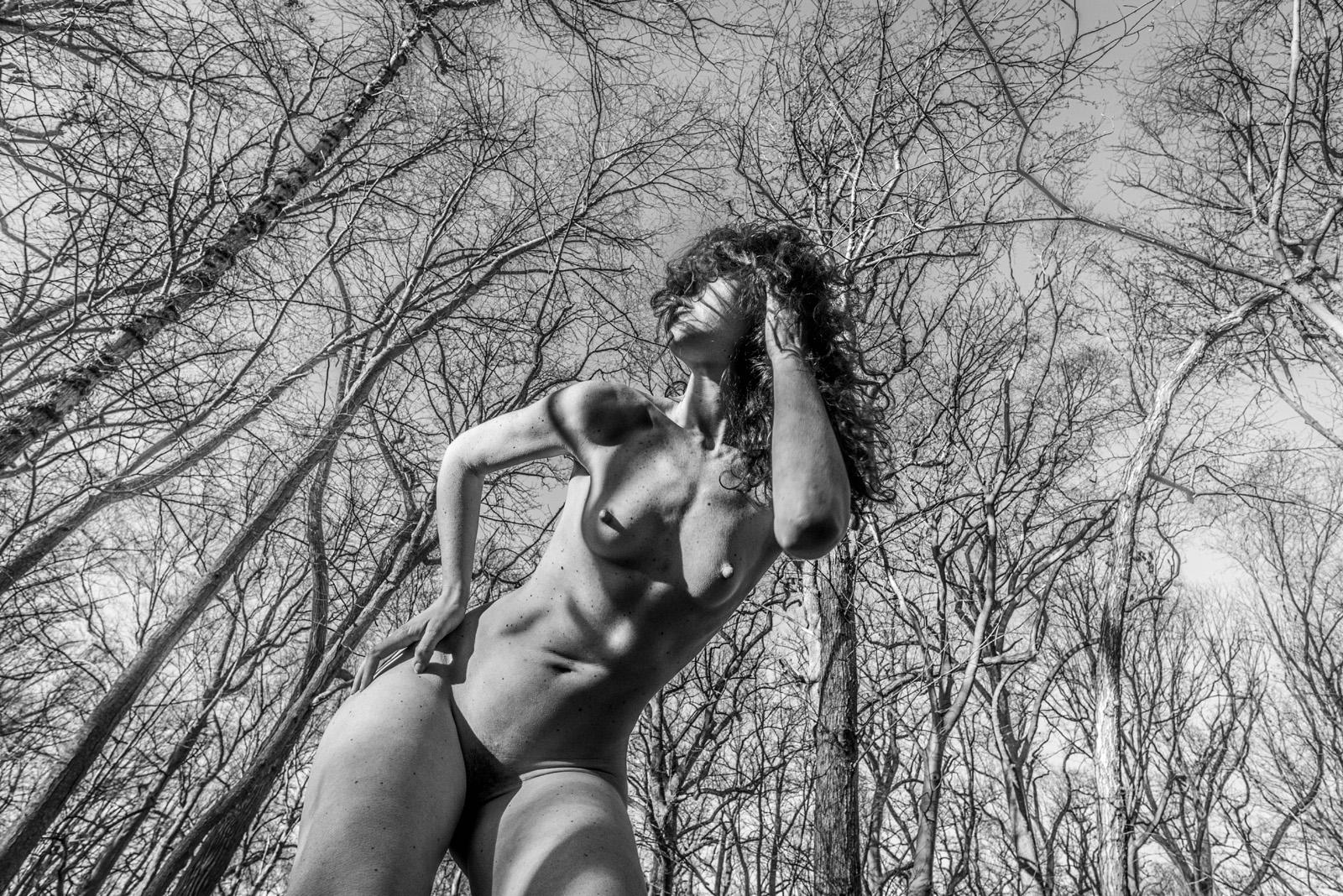 John Mazlish Black and White Photograph – „Babe in the Woods“ – Schwarz-Weißes Aktporträt der bildenden Kunst