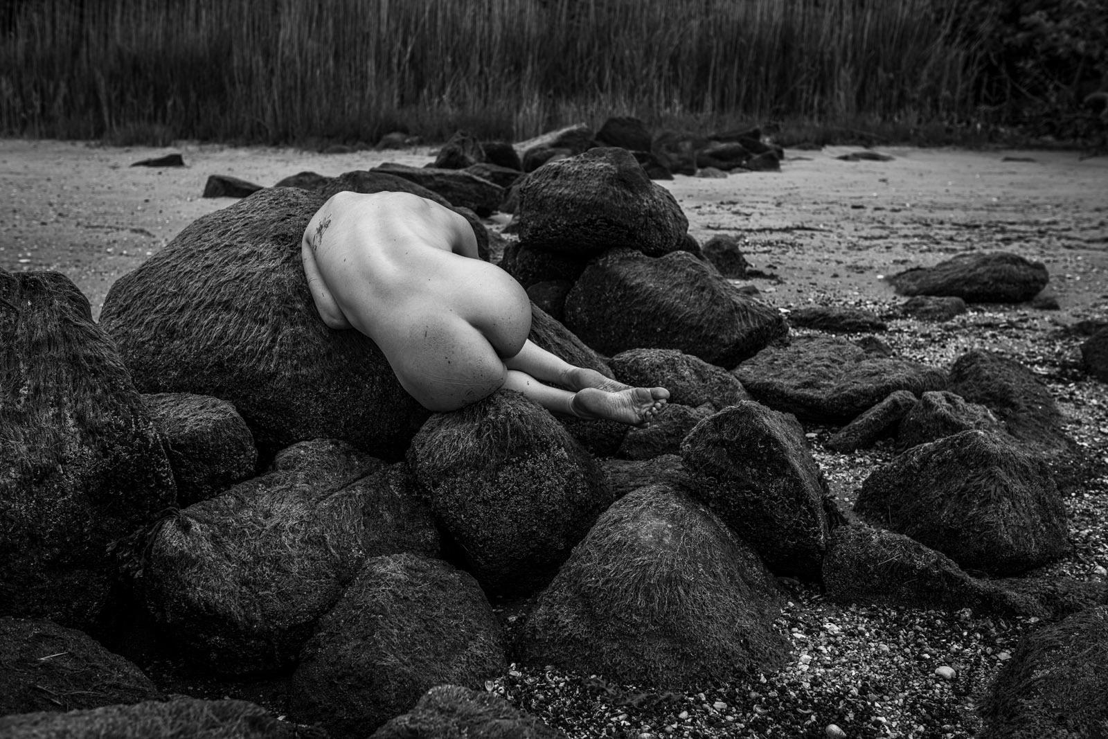 Black and White Photograph John Mazlish - "Body Rocks B&W"- Photo de nu Fine Art dans la Nature