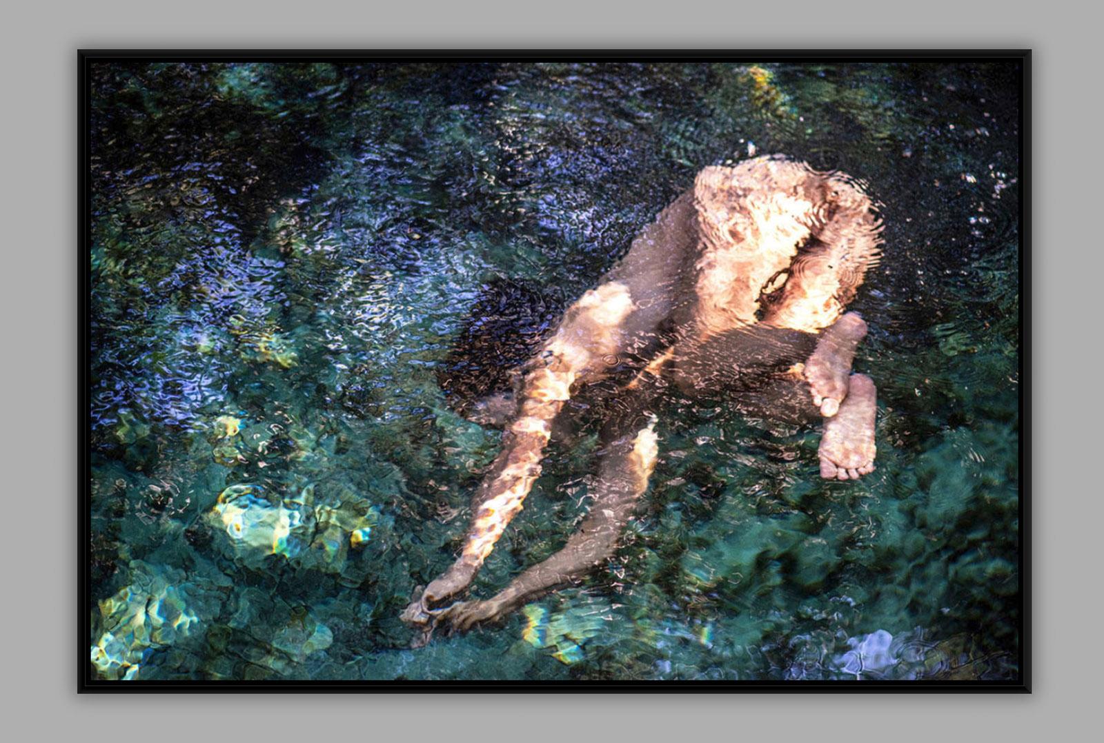 „Deep Dive“ – farbenfroher Akt in Wasserfotografie (Schwarz), Nude Print, von John Mazlish