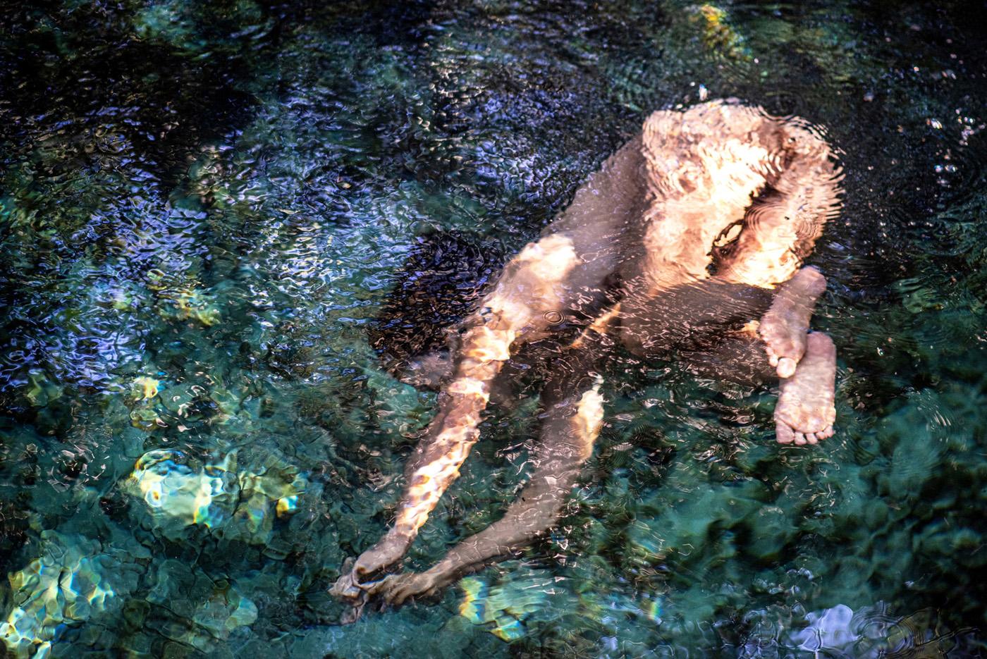 John Mazlish Nude Print – „Deep Dive“ – farbenfroher Akt in Wasserfotografie