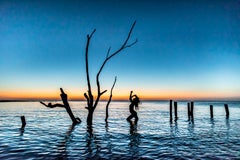 „Edge of the World“ – farbenfrohe Abend- Silhouette im Meer