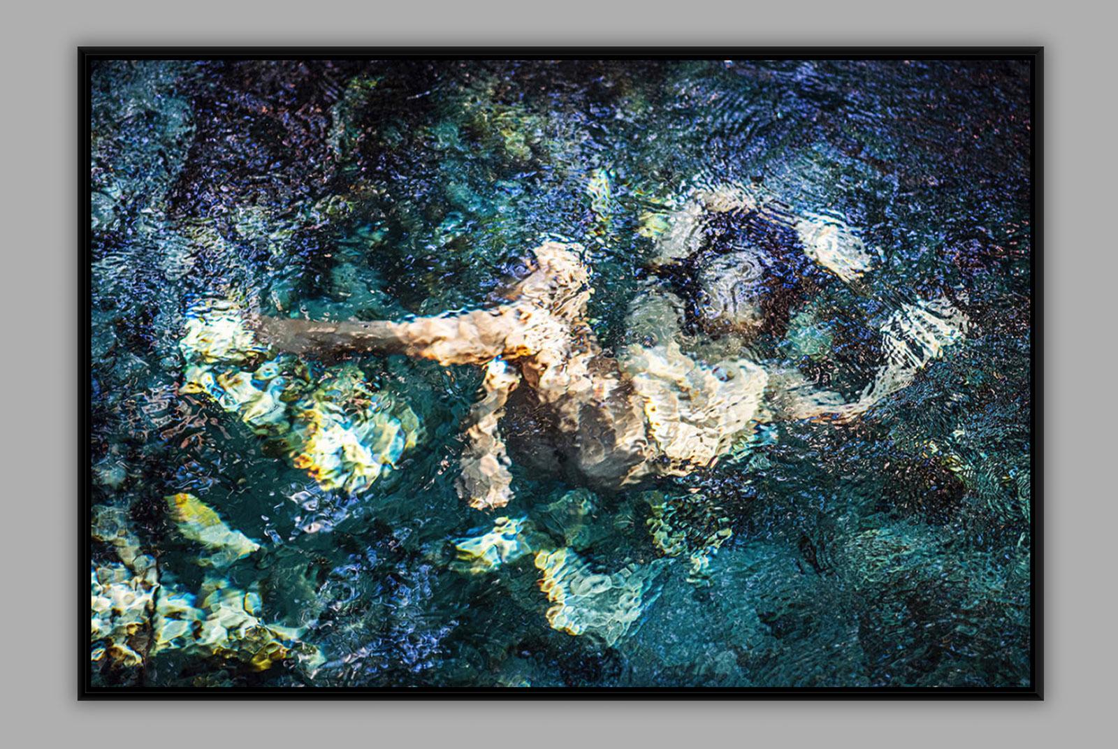 „Fade“ – farbenfroher Akt in Wasserfotografie (Schwarz), Nude Photograph, von John Mazlish
