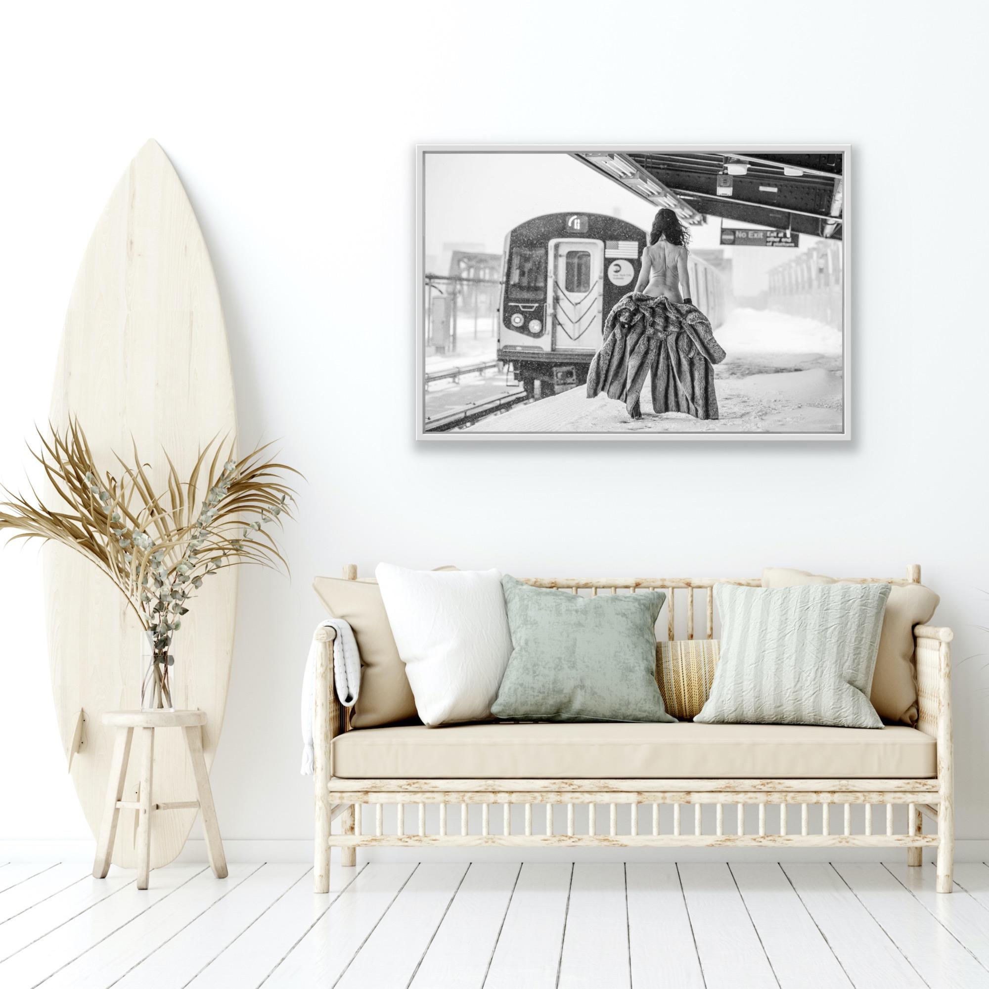 „Missed Connection“ – Schwarz-Weiß-Aktfoto, Brooklyn, NY – Photograph von John Mazlish