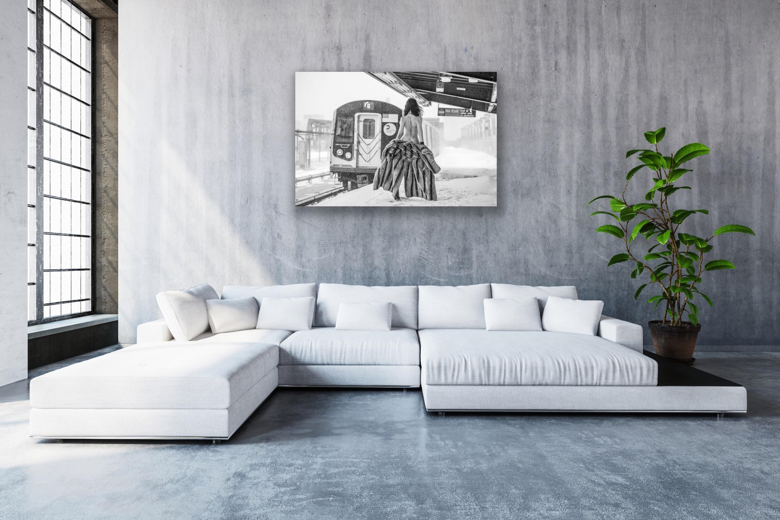 „Missed Connection“ – Schwarz-Weiß-Aktfoto, Brooklyn, NY im Angebot 2