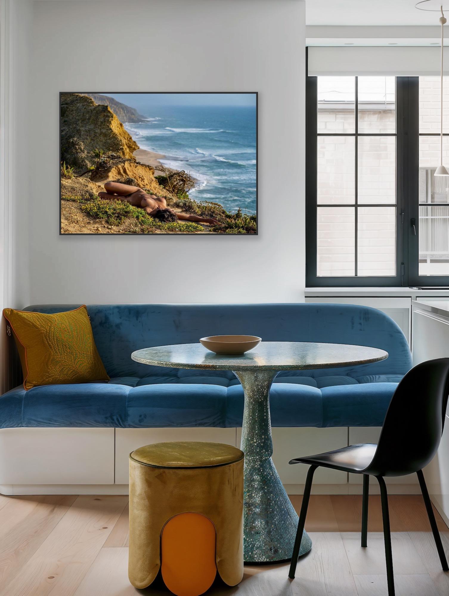 Tourné sur un plateau spectaculaire surplombant l'océan Atlantique au nord de Lisbonne, au Portugal. Disponible dans une grande variété de tailles, de montages, d'options d'impression et d'encadrement. 