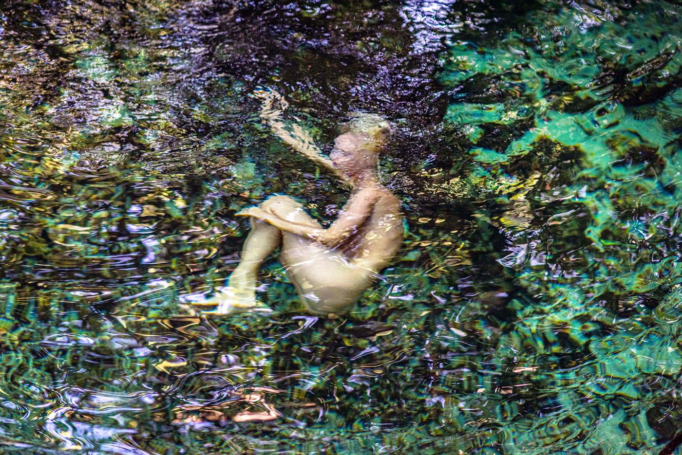 John Mazlish Nude Photograph – „Rebirth“ – farbenfroher Akt in Wasserfotografie