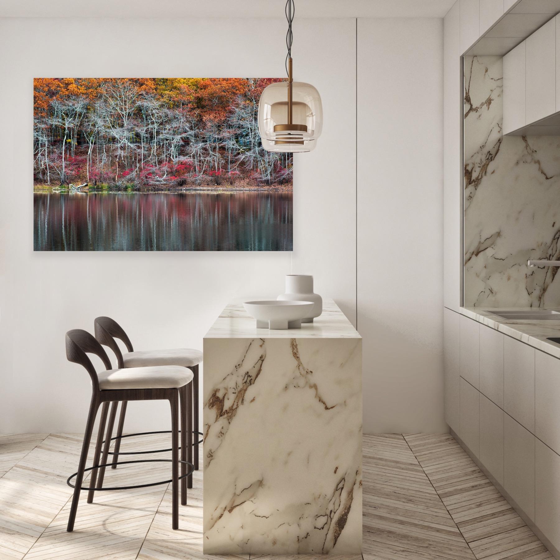 „Sag Harbor Autumn Pond“ – farbenfroher Herbstteich mit Blattwerkverzierung, Sag Harbor, NY im Angebot 1