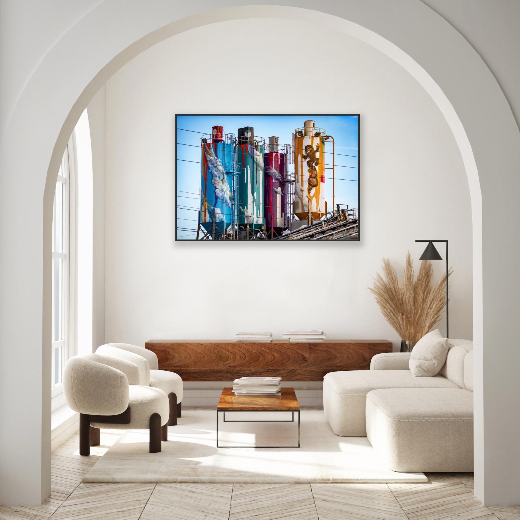 Arc-en-ciel urbain - Contemporain Photograph par John Mazlish