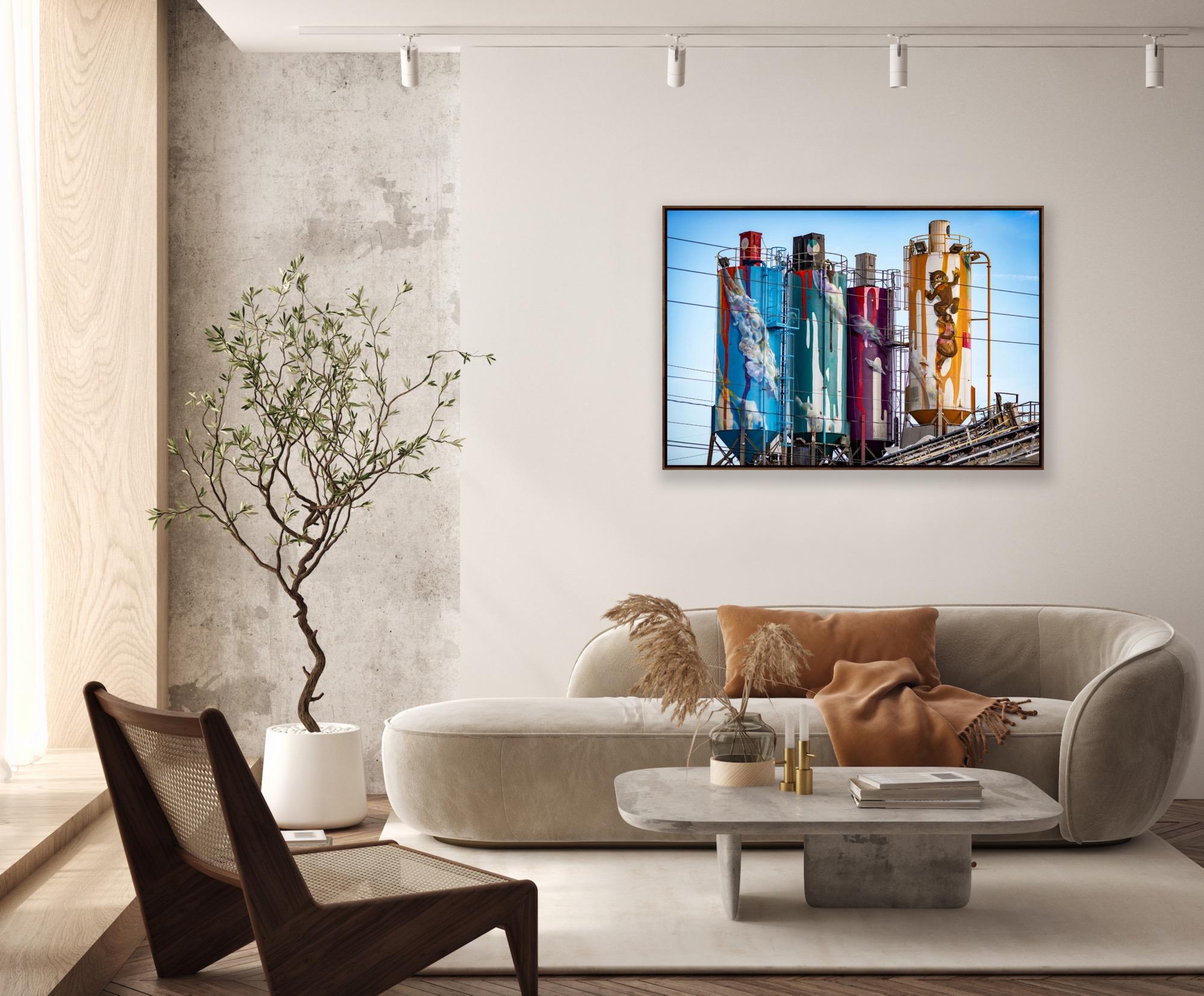 Arc-en-ciel urbain - Bleu Color Photograph par John Mazlish