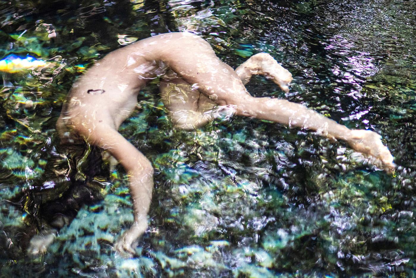 "Vientre" - Foto de desnudo colorido en el agua
