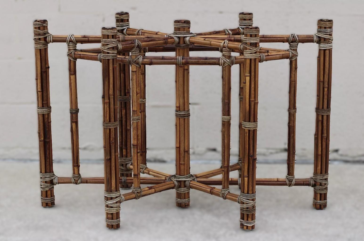 ¡Belleza natural! Base de mesa de comedor de bambú moderna y orgánica McGuire para tapa ovalada de cristal (no incluida). Diseñada por John McGuire, esta rara base de mesa de la década de 1970, hecha totalmente a mano, está fabricada con tubo de