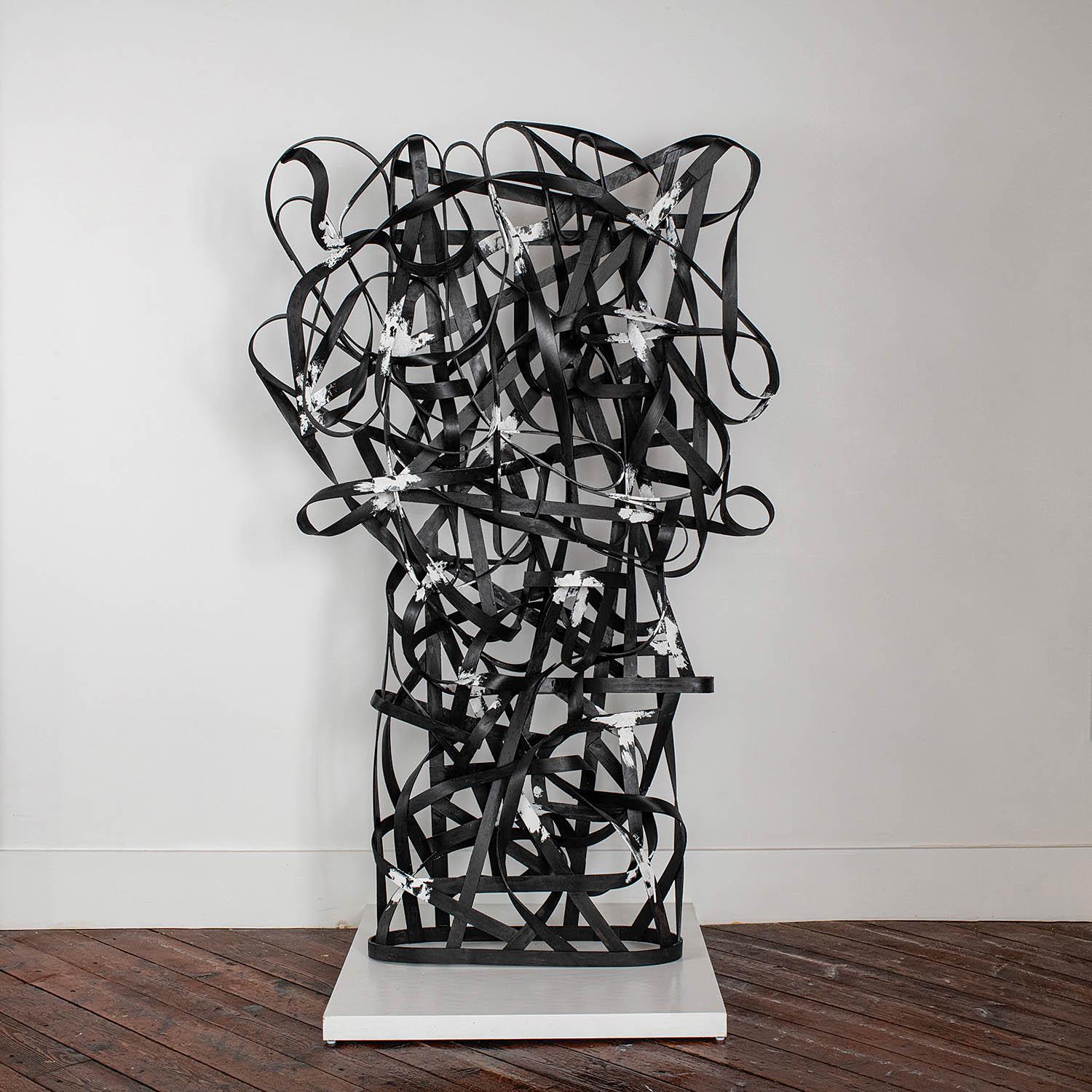 " Flight Lines " John McQueen, bandes de bois peintes, 76" x 46" x 9", 2019.

Cette sculpture abstraite en bois courbé a été créée par l'artiste américain John McQueen (né en 1943). McQueen explique que " [les] lignes noires font référence aux