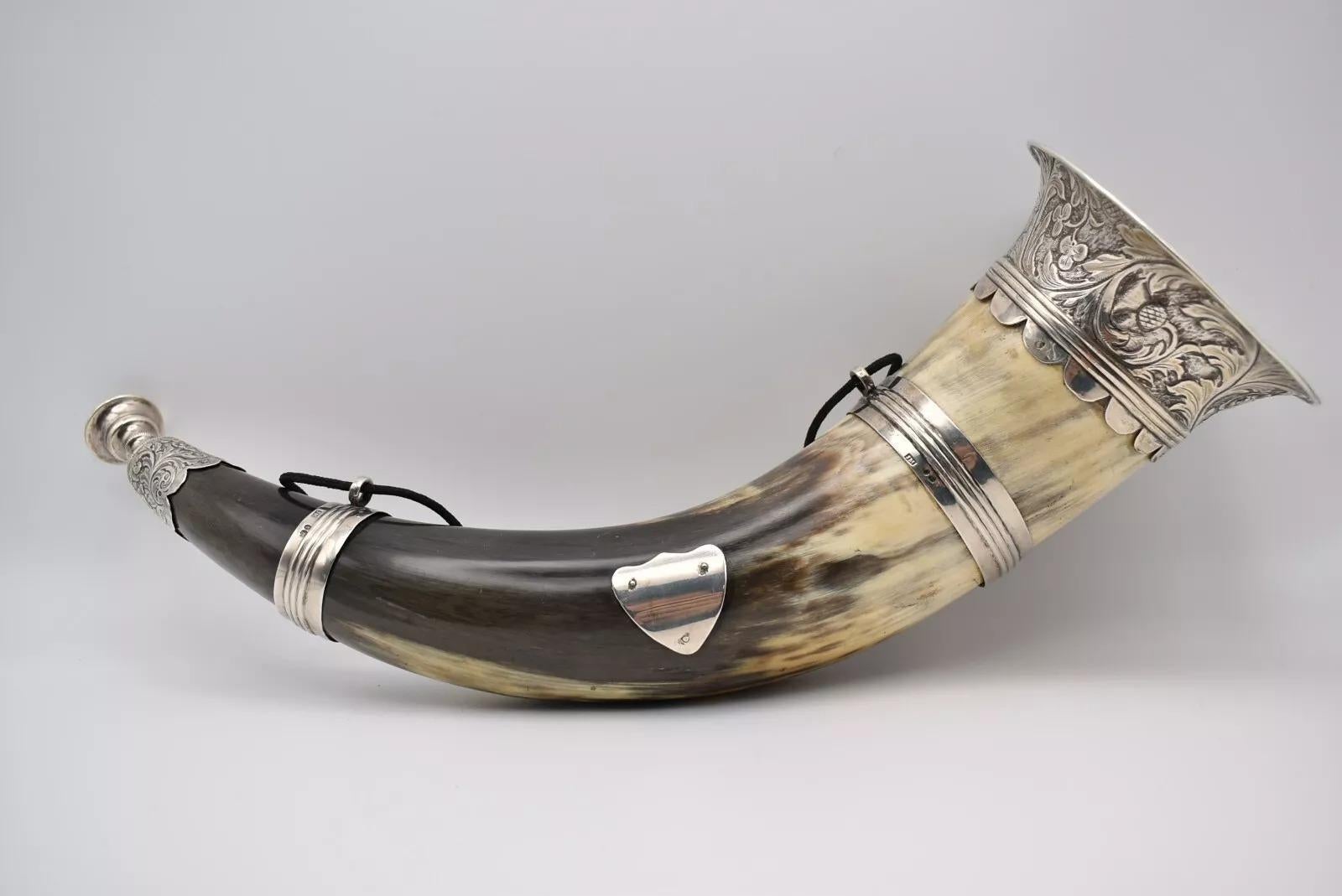 John Meek viktorianischer 1847 gestempelter, silberner, detaillierter Horn- Jagd Bugle

Zustand: Schön wie abgebildet. Keine Chips Risse oder jede Restaurierung.
Dies ist ein sehr schönes Beispiel ohne Mängel oder Probleme.
Ein seltenes und