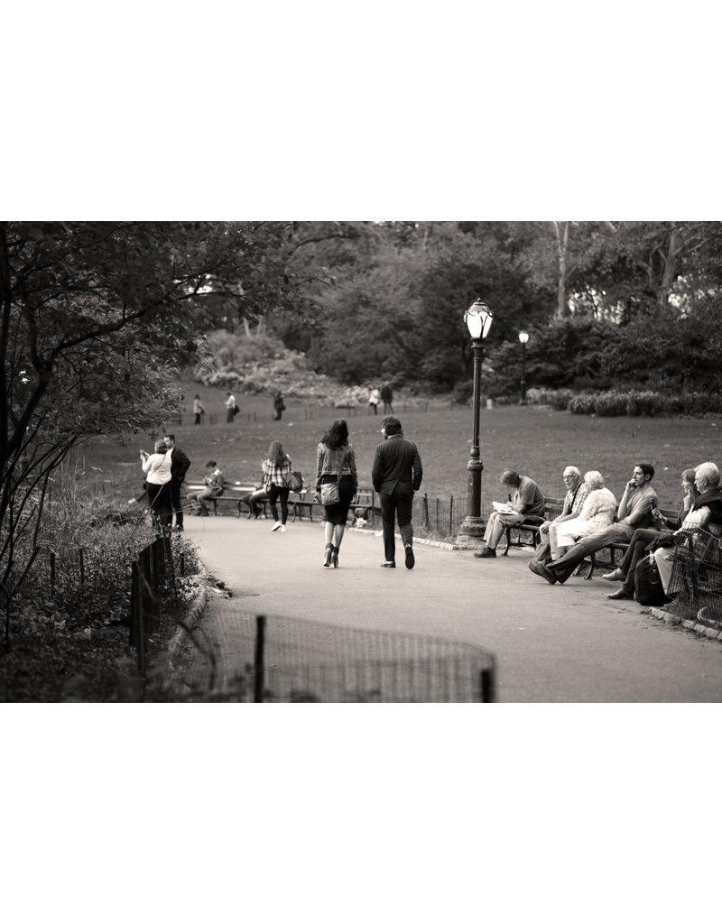 John Migicovsky Black and White Photograph – A Couple Alone im Central Park